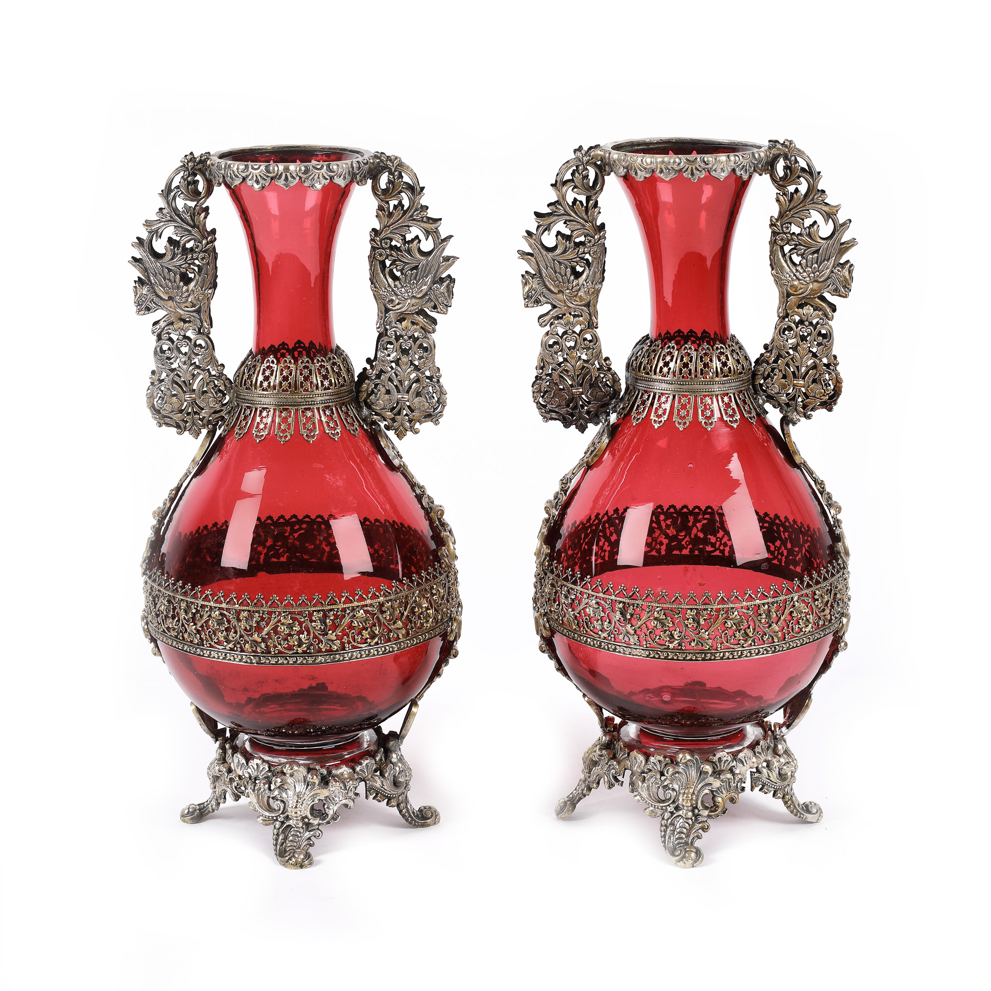 Pereche de vase Belle Époque din cristal manufactura Baccarat, cu monturi abundente din bronz aurit, cca. 1880, piesă de colecție