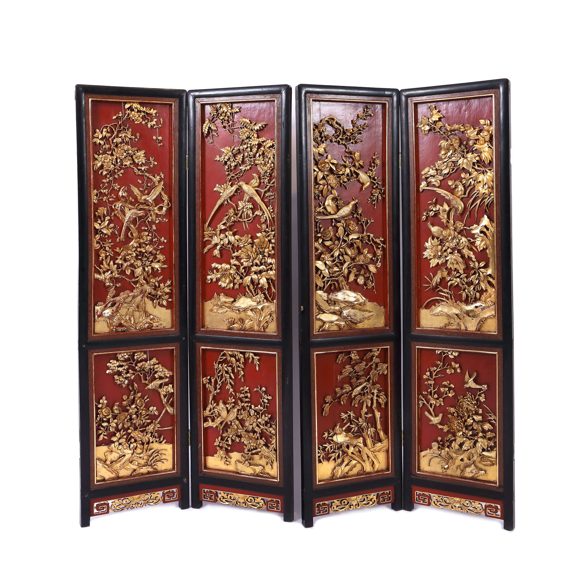 Impresionant paravan din lemn exotic, decorat cu motive vegetale elaborate și foiță de aur, China, sfârșitul sec. XIX