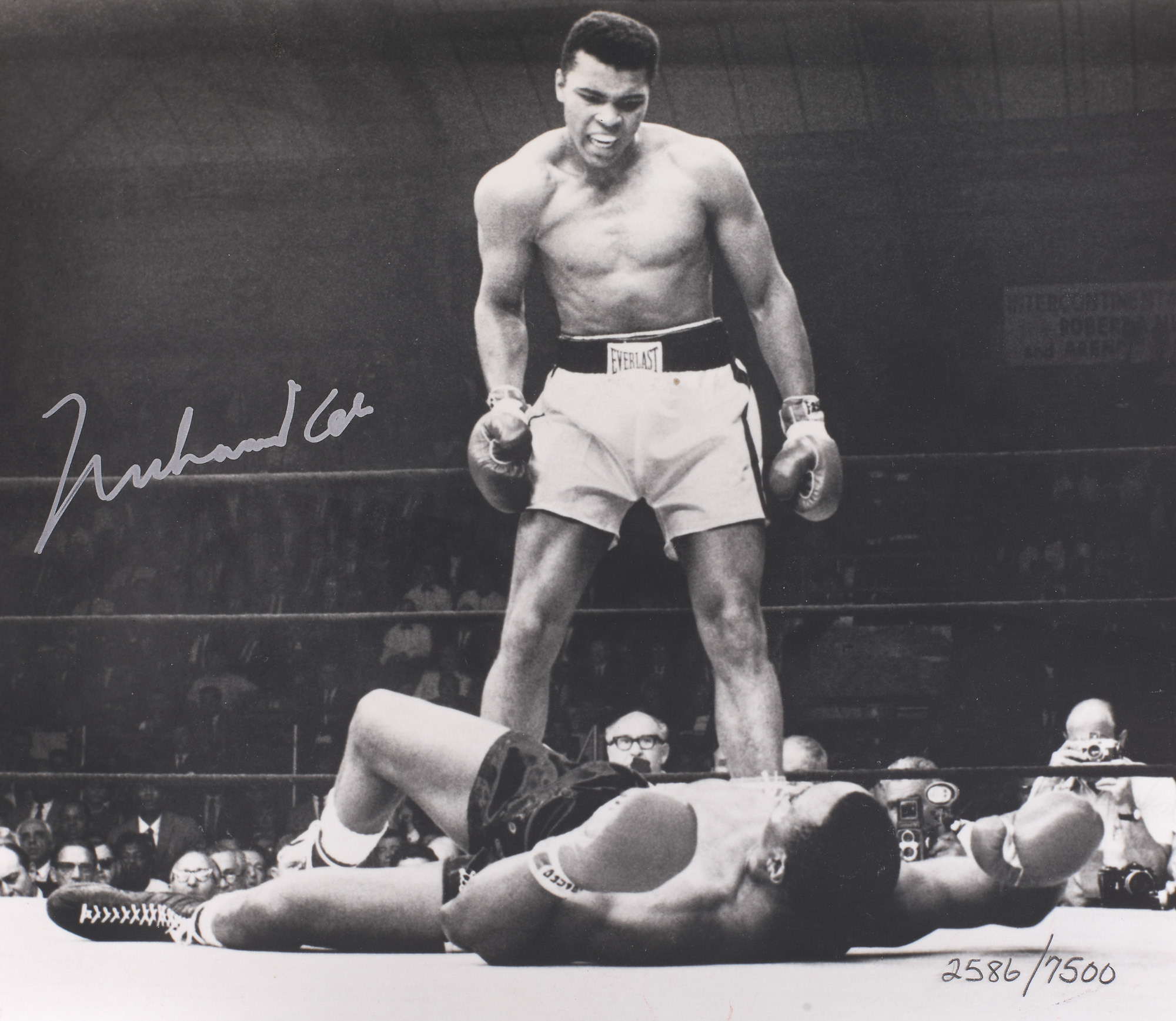 Fotografie ilustrându-l pe celebrul Muhammad Ali, cu semnătura olografă a boxerului