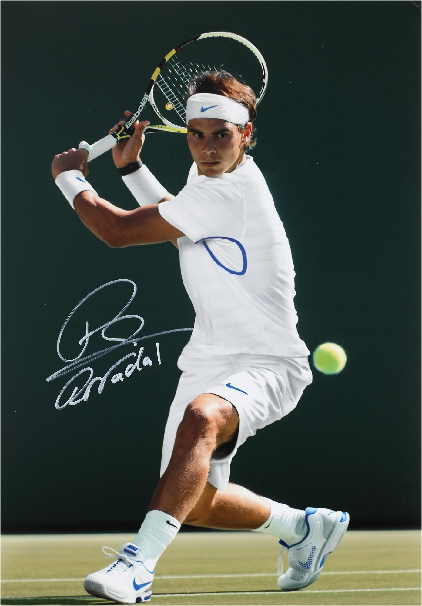 Fotografie ilustrându-l pe Rafael Nadal, cu semnătura olografă a tenismenului, însoțită de certificatul de autenticitate