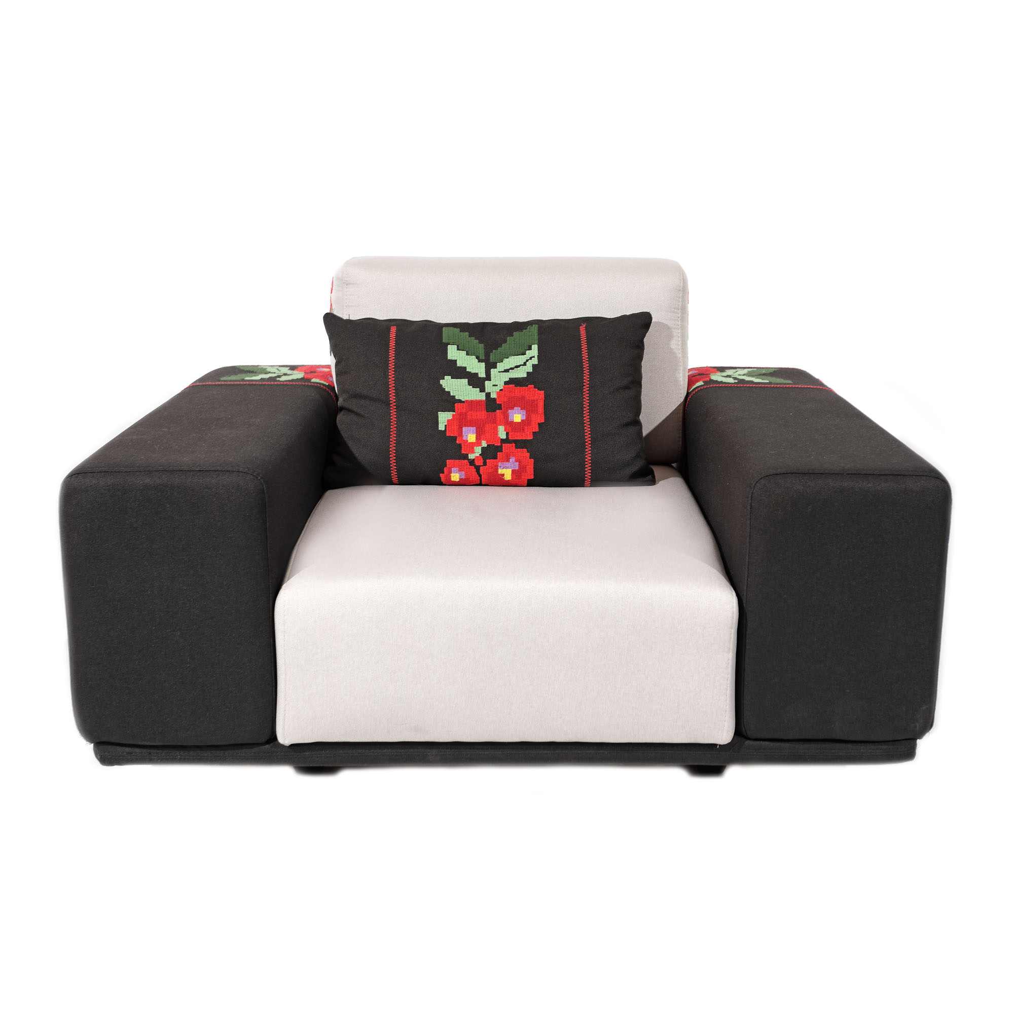 "Ethnocentric" fotoliu decorat cu elemente floral-tradiționale, donație a designerului Mihai Grama