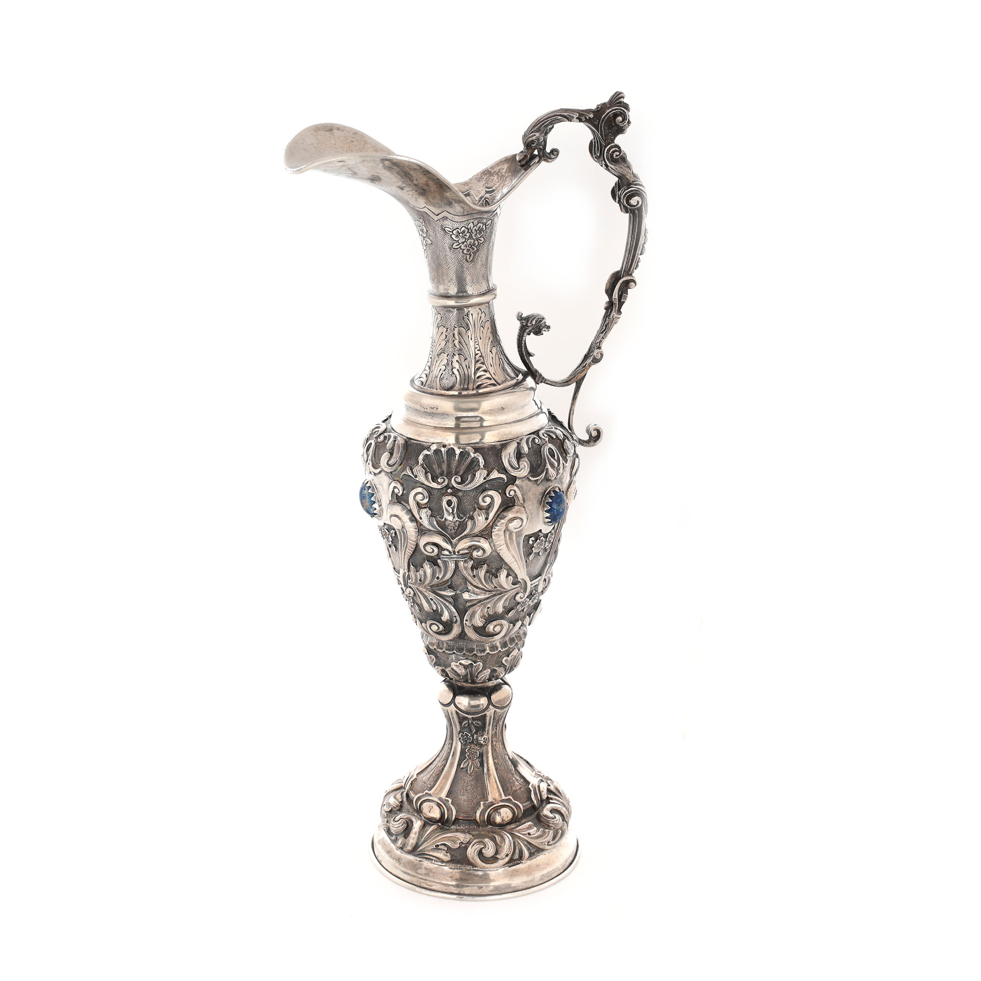 Carafă Colombo Luigi din argint, decorată în manieră Rocaille, cu animale fantastice și lapis lazuli, cu ansă stilizată în cariatidă, cca. 1935