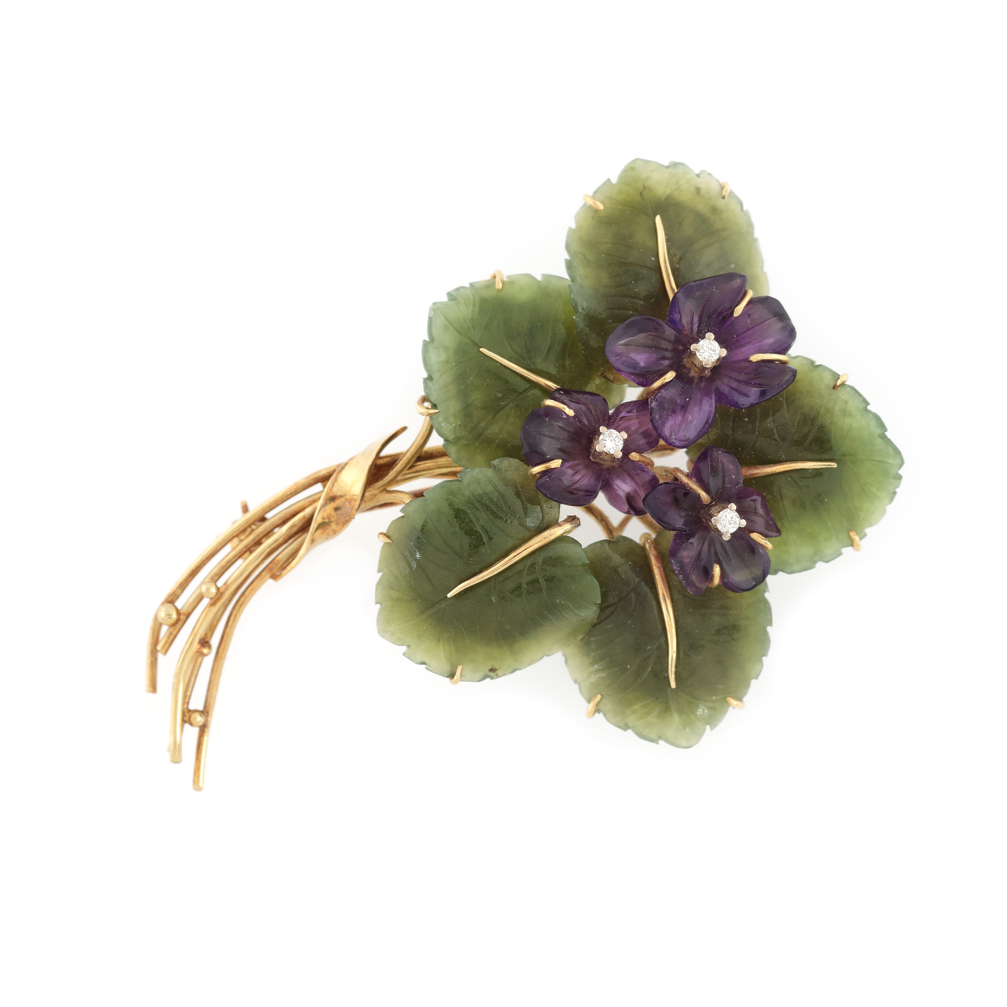 Broșă din aur, în forma unui buchet de flori, decorată cu trei diamante, ametist și nefrit sculptat
