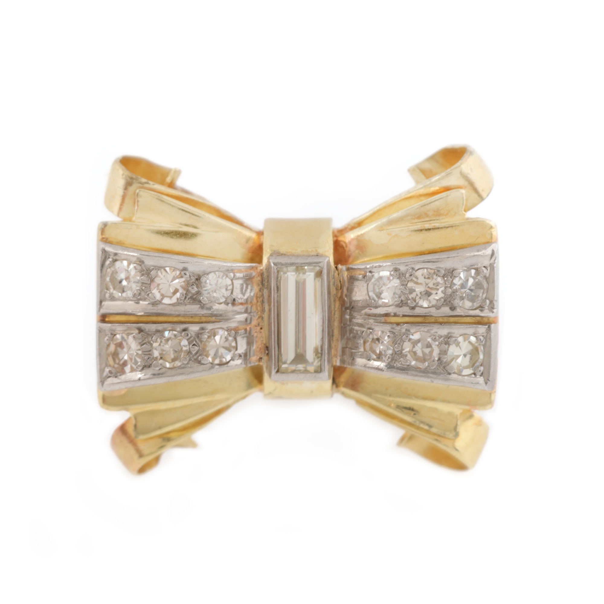 ”Vintage Bow” - inel din aur și platină, decorat cu un diamant baguette și briliante, cca. 1910, provine din colecția unui profesor universitar
