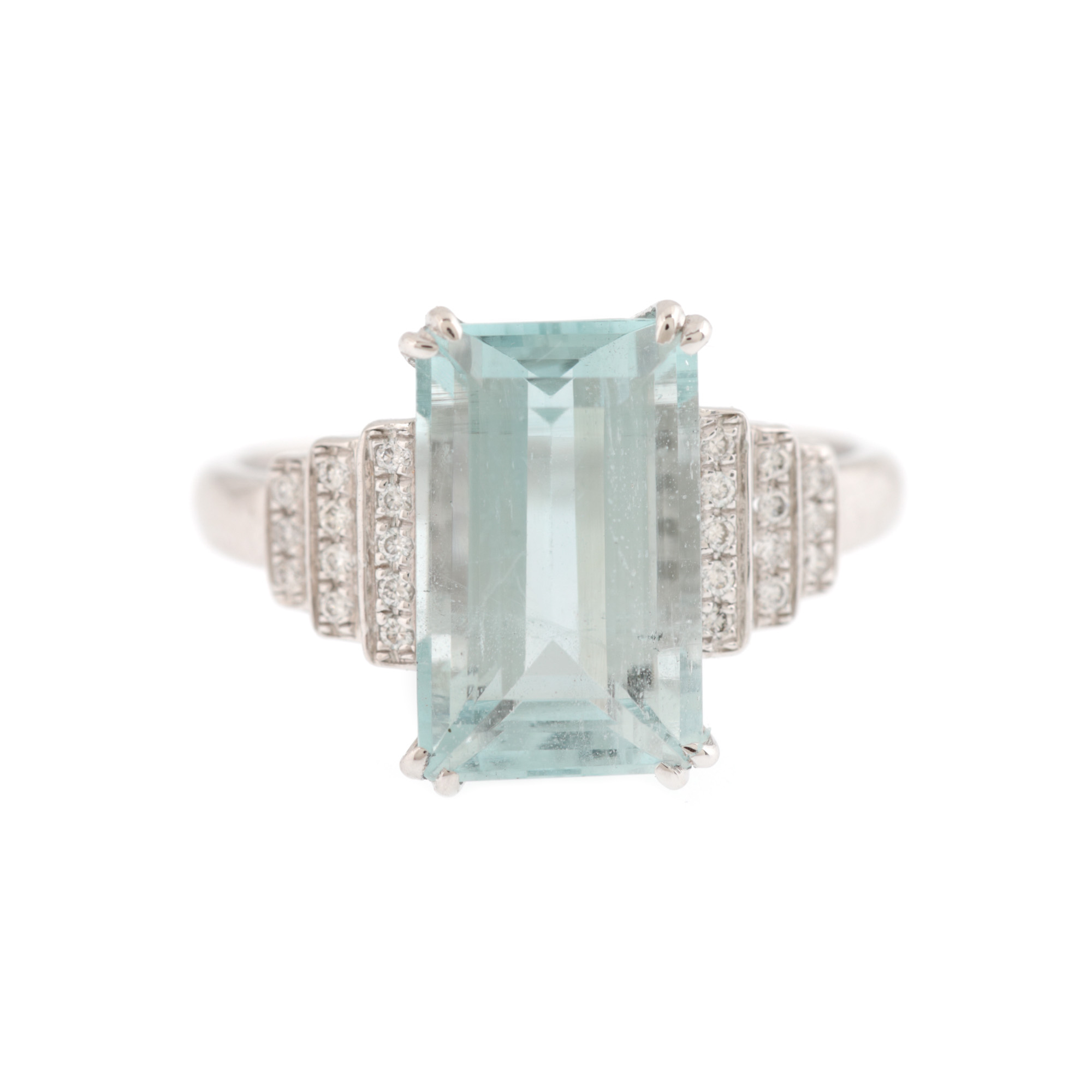 Inel din aur alb, de inspirație Art Deco, decorat cu acvamarin și diamante