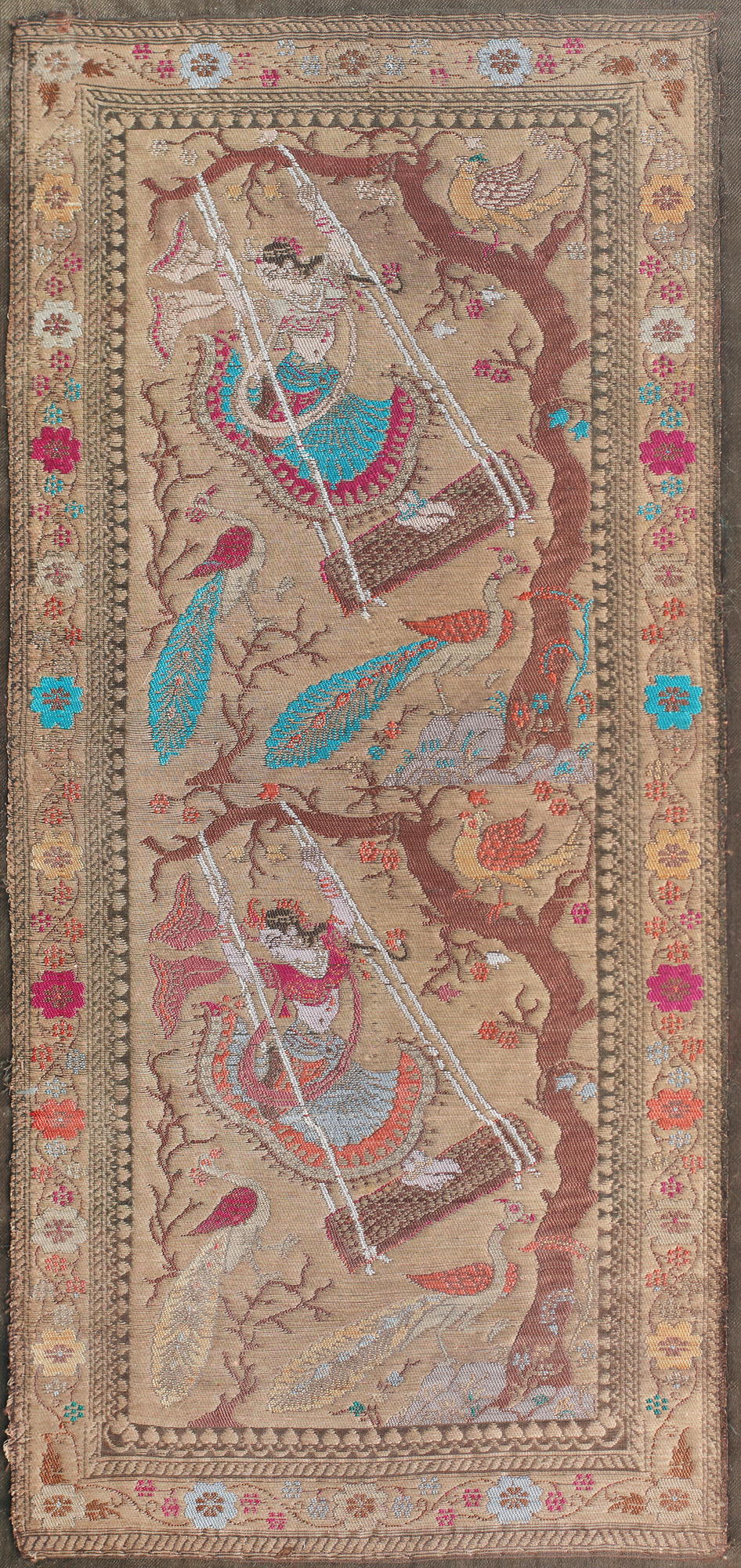 Tapiserie brodată, din mătase, ilustrând dansatoare și păuni, motive asociate zeului Krishna, India, mijlocul sec. XX
