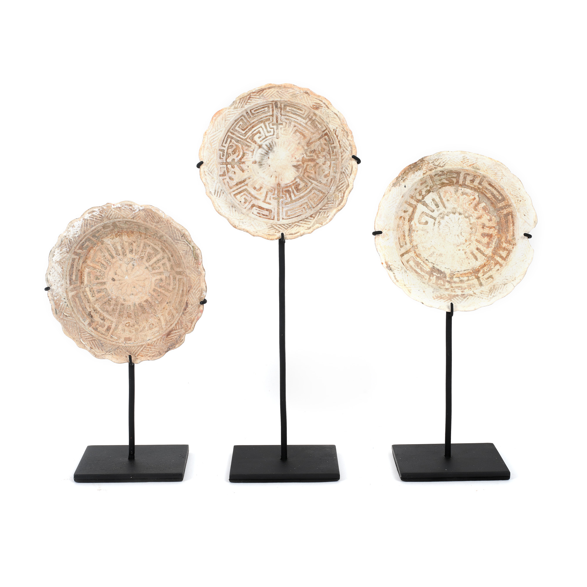 Lot format din trei platouri miniaturale din ceramică, dinastia Qing, recuperate dintr-o epavă scufundată în oceanul Pacific, posibil sec. XVIII, provine din colecția Jean-Philippe Guilbert