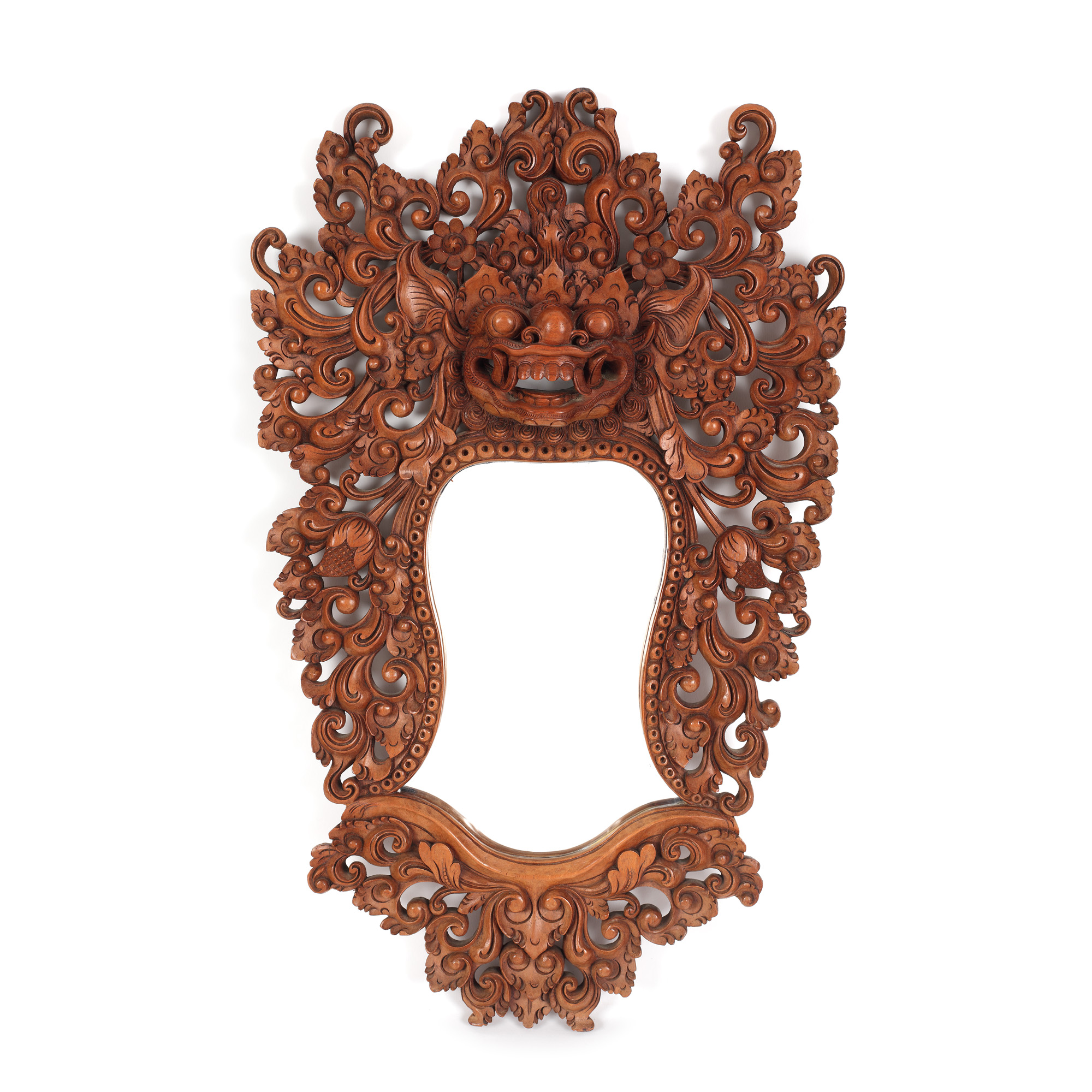 Oglindă cu ramă sculptată din lemn exotic, înfățișându-l pe zeul protector Rangda, decorată cu motive vegetale, India