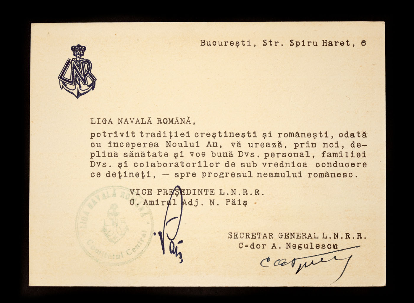 Carte poştală reprezentând o pictură marină a lui Dimitrie Ştiubei, trimisă de Liga Navală Română cu ocazia sărbătorilor, cu semnăturile olografe ale amiralului Nicolae Păiş şi comandorului Aurel Negulescu, precum şi ştampila Ligii Navale Române, provine din colecția familiei Ghica
