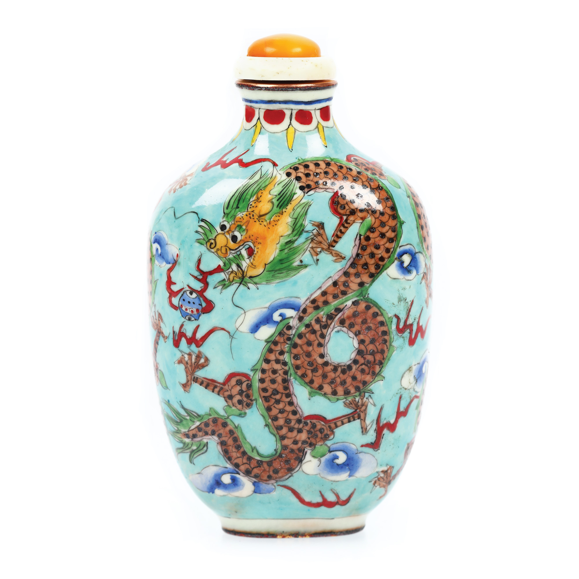 Sticluță pentru prizat, din email Beijing, dopul fildeș și chihlimbar, decorată cu dragoni vânând perla, marcată Qianlong, perioada Qing, China, sec. XVIII