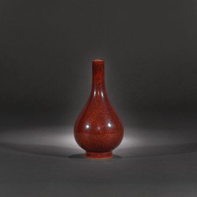 Vas tip ”bottle vase” din porțelan, cu glazură ”copper-red” cu pigmenți metalici, marcat Kangxi, perioada Kangxi, China, cca. 1662-1722