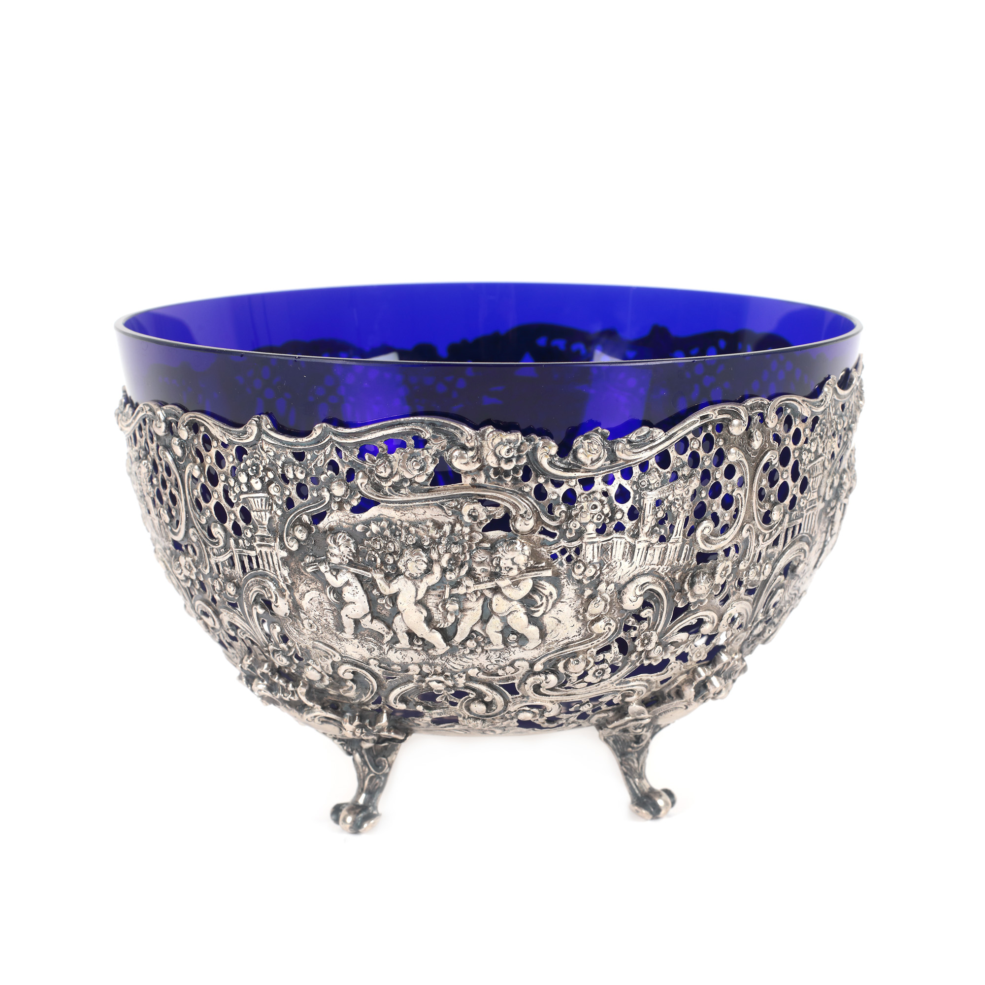 Coș din argint și sticlă cobalt, în manieră Neo-Rococo, decorat în tehnica repoussé cu flori și putti, prima jumătate a sec. XX