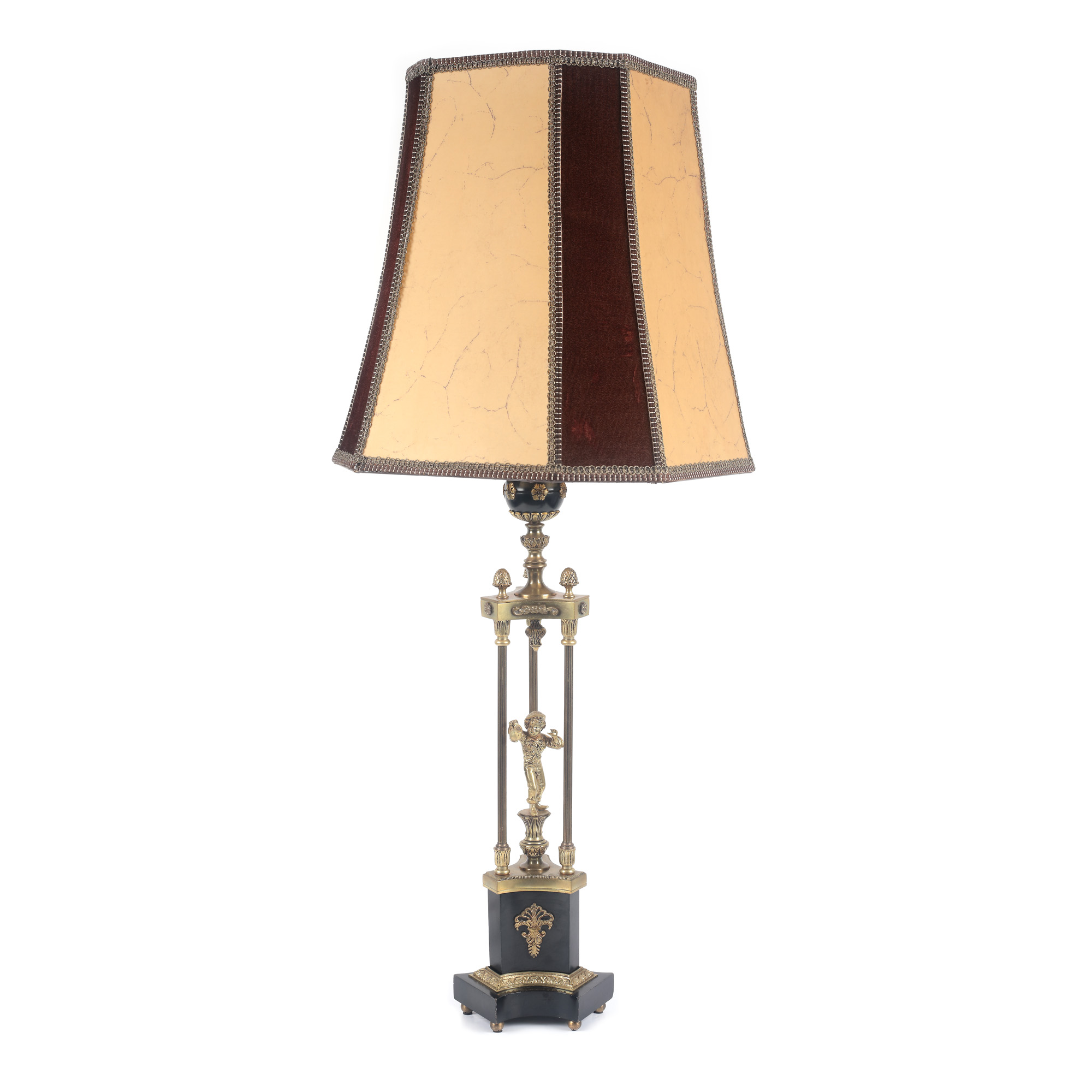 Lampă vintage, decorată cu muguri de acant și figura unui băiat cu ulcior