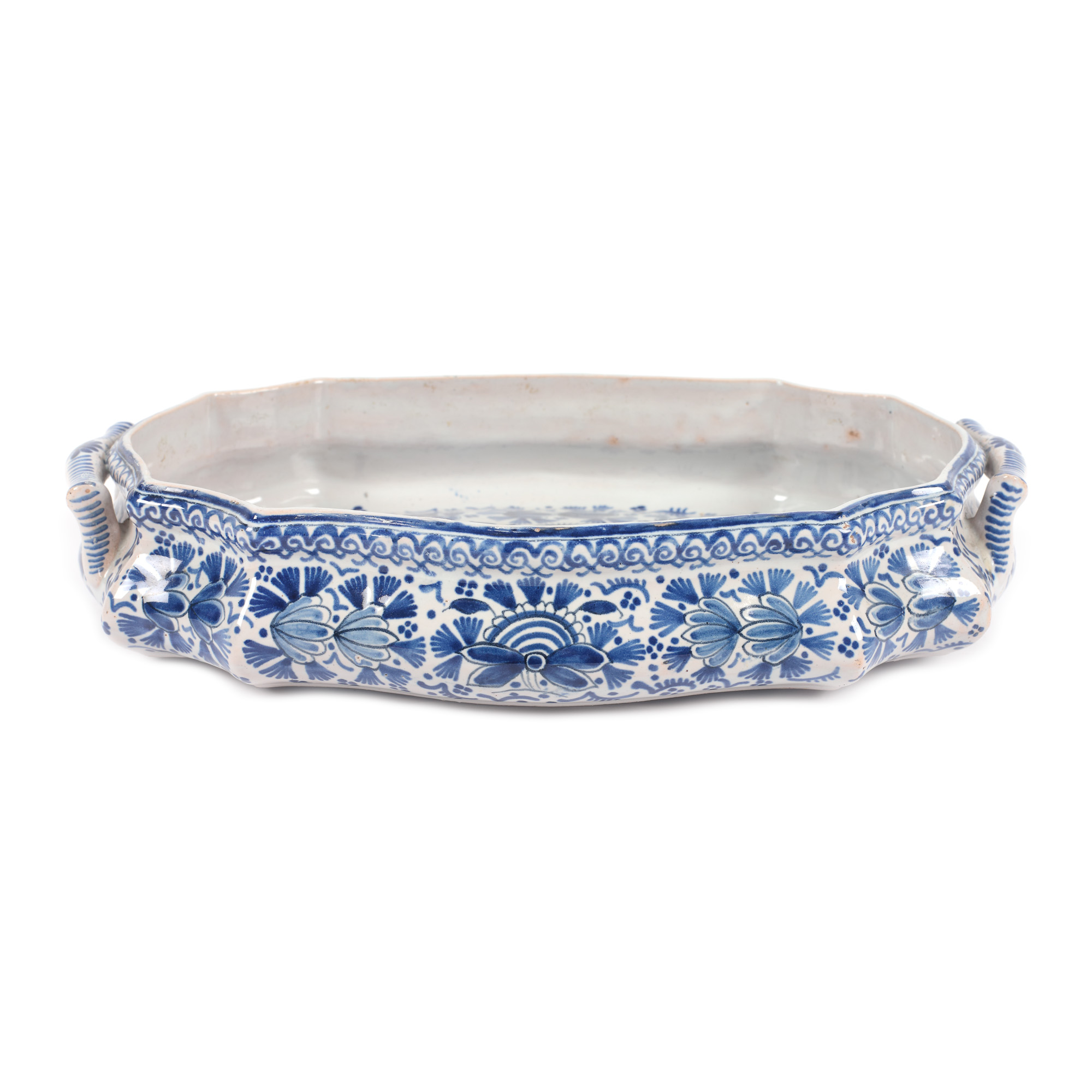 Vas cu anse Delft din ceramică pictată manual, manufactura De Klaauw, decorat cu crizanteme și păsări, cca. 1680-1700