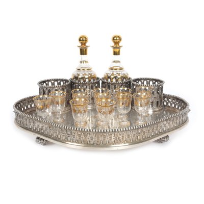 Deosebit serviciu pentru lichior, format din două flacoane și douăsprezece pahare din cristal pictat cu aur, pe suport din argint Odiot, cca. 1870