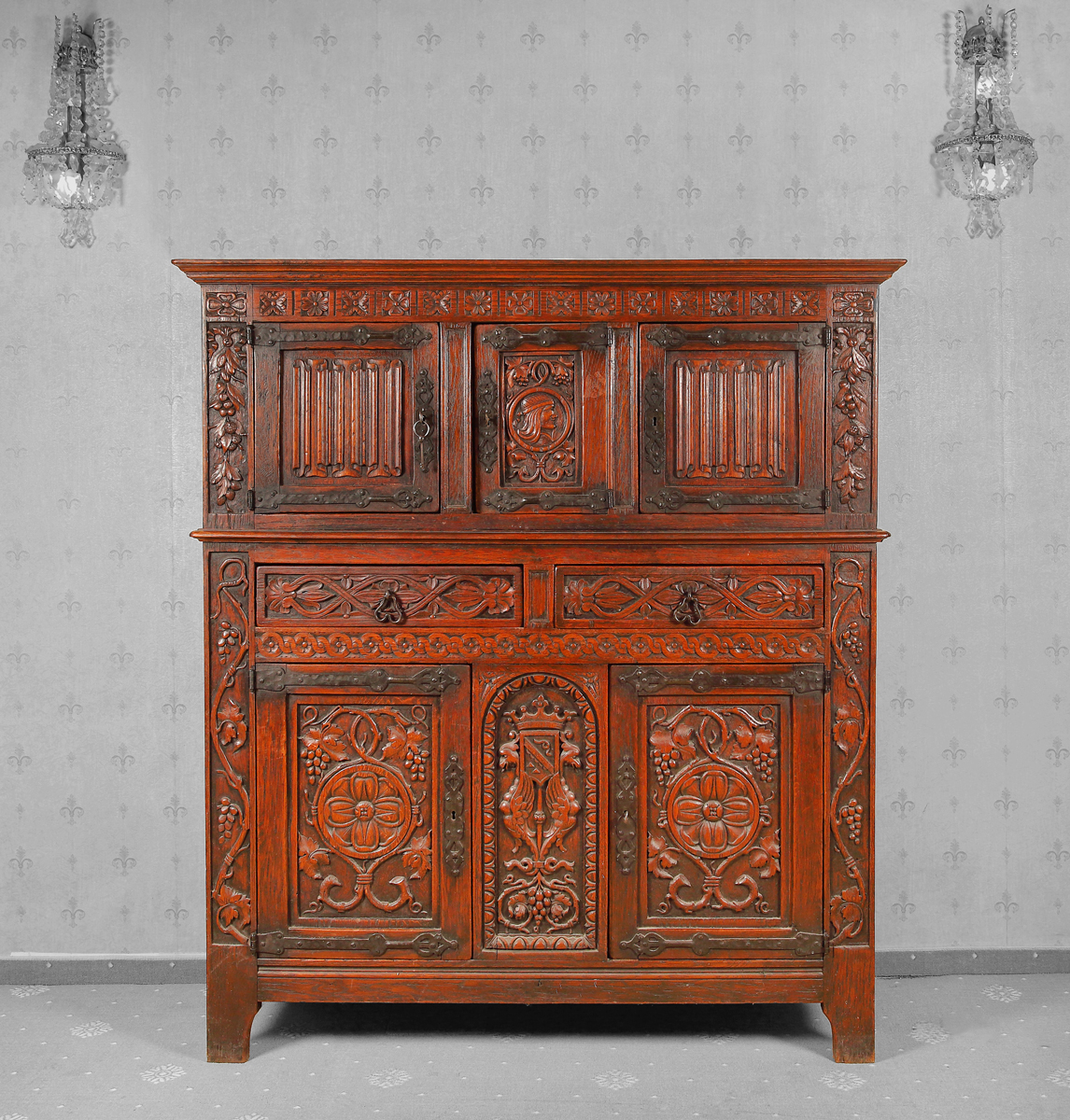 Impresionant cabinet în maniera Renașterii franceze, din lemn de stejar, sculptat manual și decorat cu motive floral-vegetale, sfârșitul sec. XIX, provine din colecția Marga și Eugen Barbu