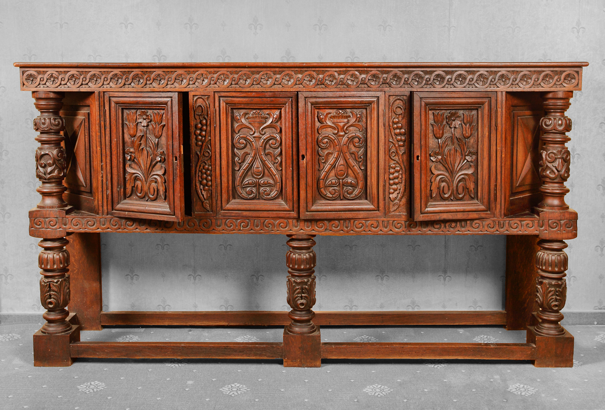 Credenza în stil Renascentist, din lemn de stejar sculptat manual, decorat cu motive florale și vegetale, sec. XIX, provine din colecția Marga și Eugen Barbu