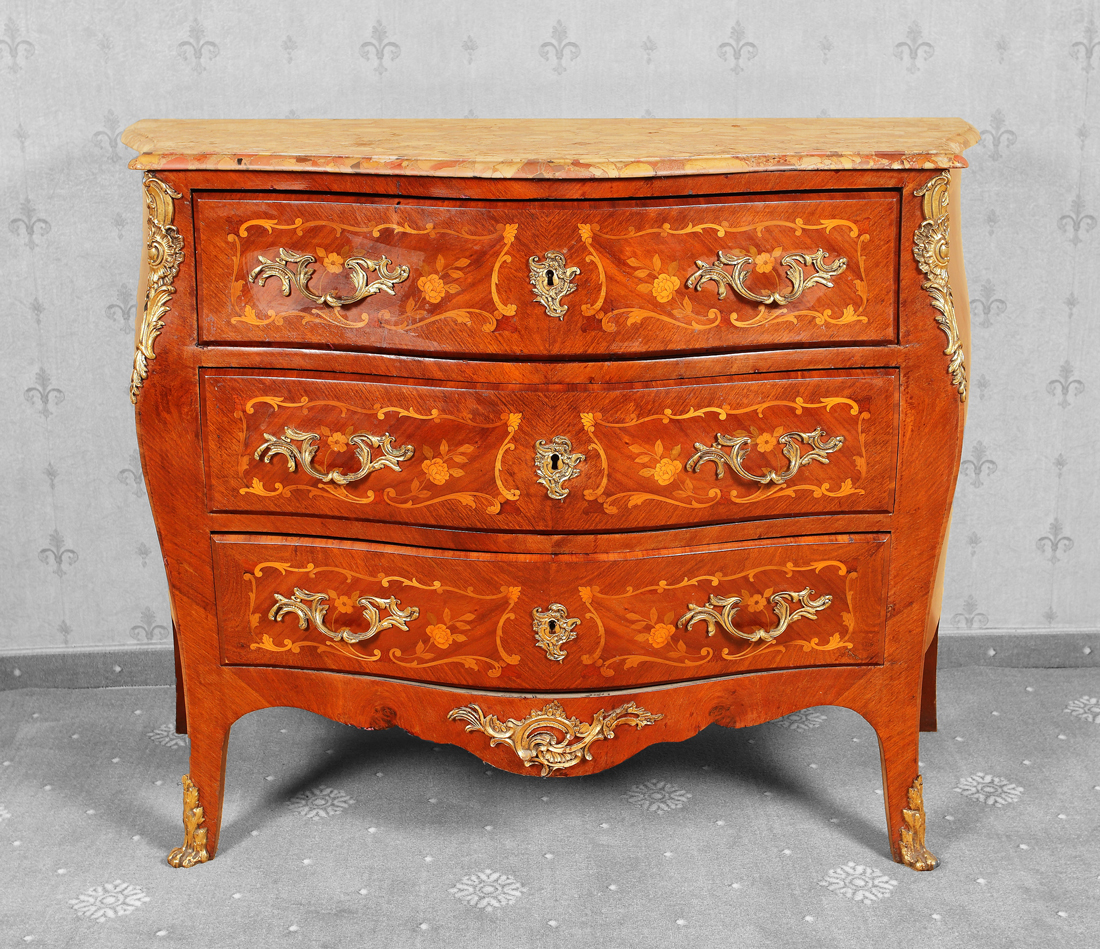 Comodă în manieră Louis al XV-lea, din lemn de nuc, decorată cu motive florale, sec. XX, provine din colecția Marga și Eugen Barbu