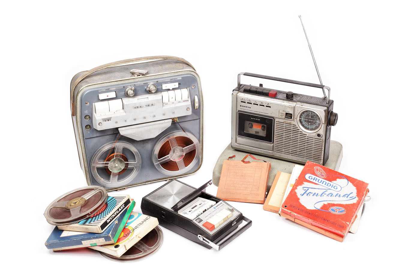 Lot format dintr-un magnetofon "Grundig", două radiocasetofoane Sanyo și opt benzi magnetice, provine din colecția Marga și Eugen Barbu