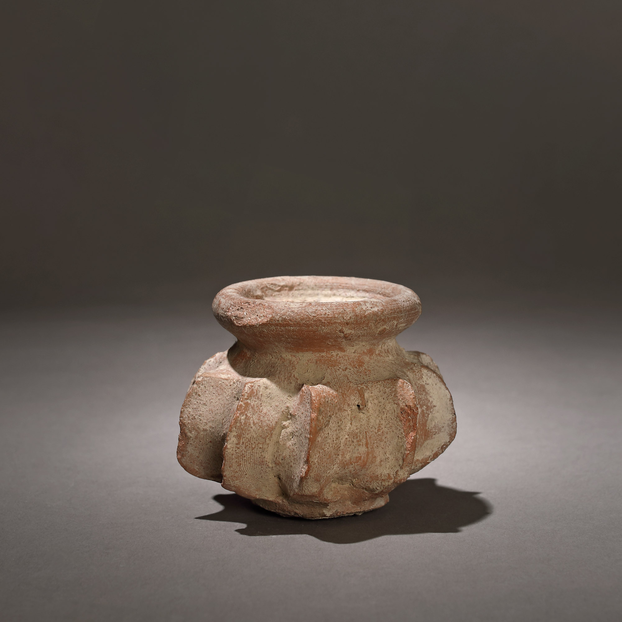Unguentarium din ceramică de tip roman, dinastia / califatul Abbasid, Siria, provine din colecția Dr. Roth-Nicolau