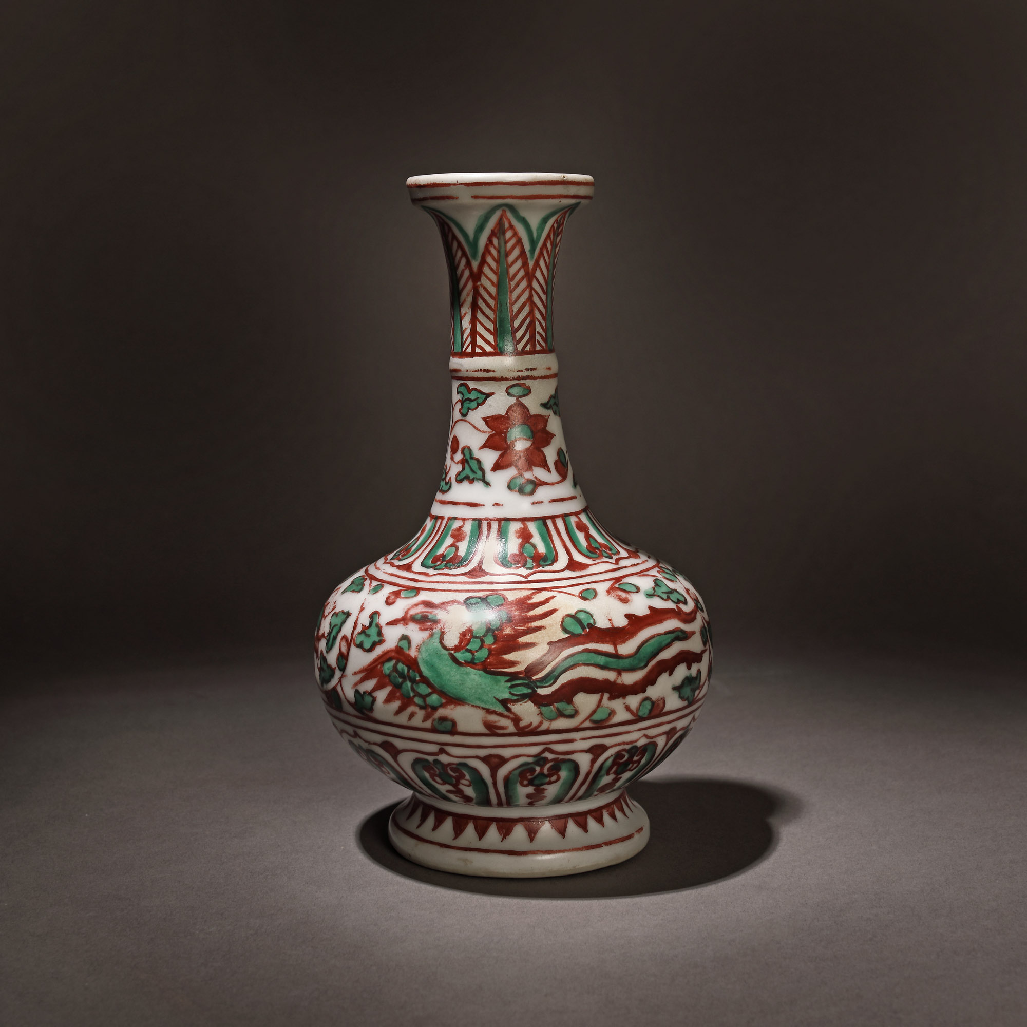 Vas din porțelan, decorat cu păsări phoenix, dinastia Ming, China, sec. XIV-XVII, provine din colecția Dr. Roth-Nicolau