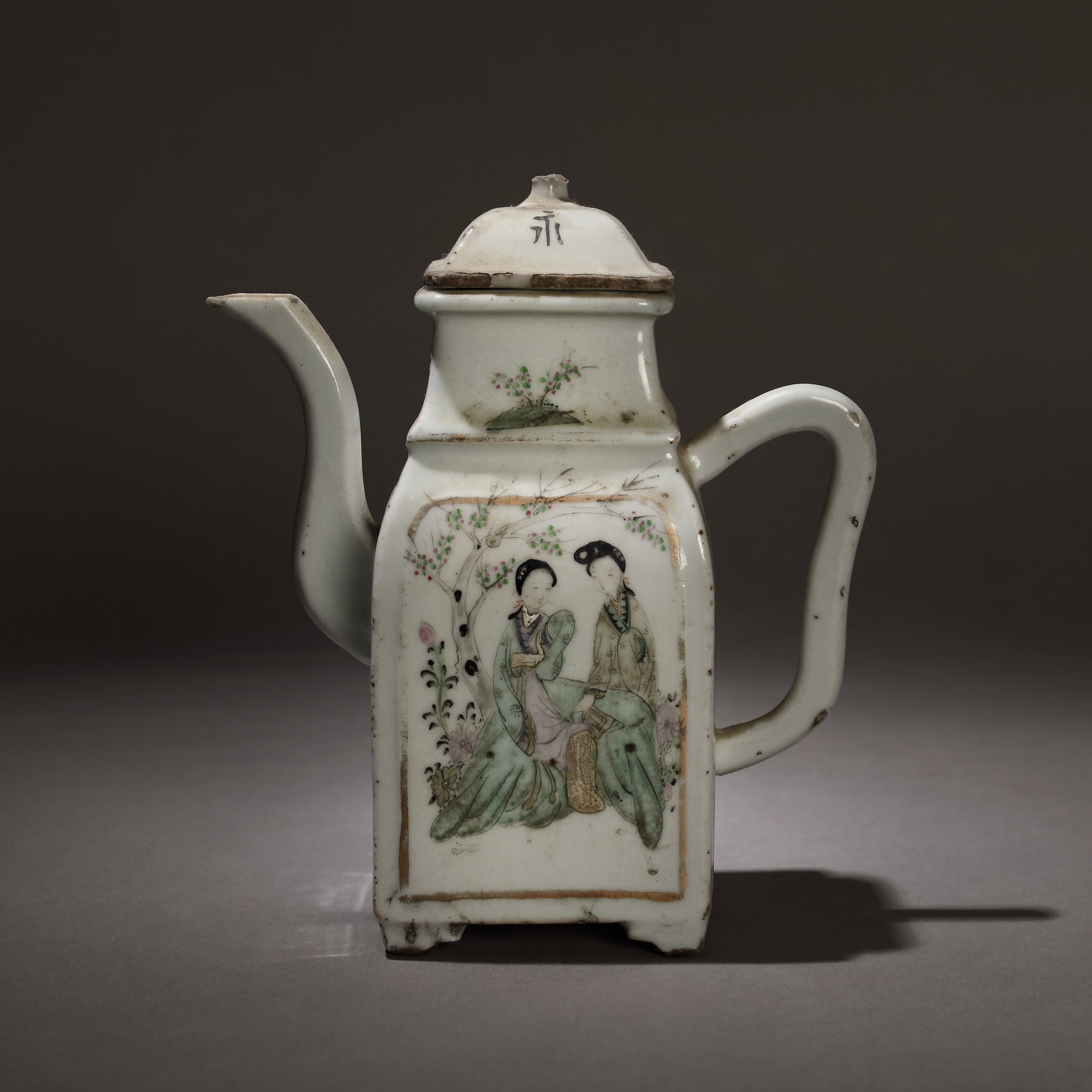 Ceainic din porţelan, ilustrând două tinere curtezane, marcat conform Împăratului Qianlong, purtând sigiliul de export al Biroului pentru exportul bunurilor culturale din Shanghai, dinastia Qing, China, sec. XIX, provine din colecția Dr. Roth-Nicolau