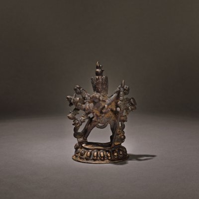 Statuetă din bronz, ilustrând cuplul divin Rudra Shiva, zeul furtunii, şi Parvati, zeița fertilității, dând naștere lui Ganesha, India, sec. XVIII, provine din colecția Dr. Roth-Nicolau