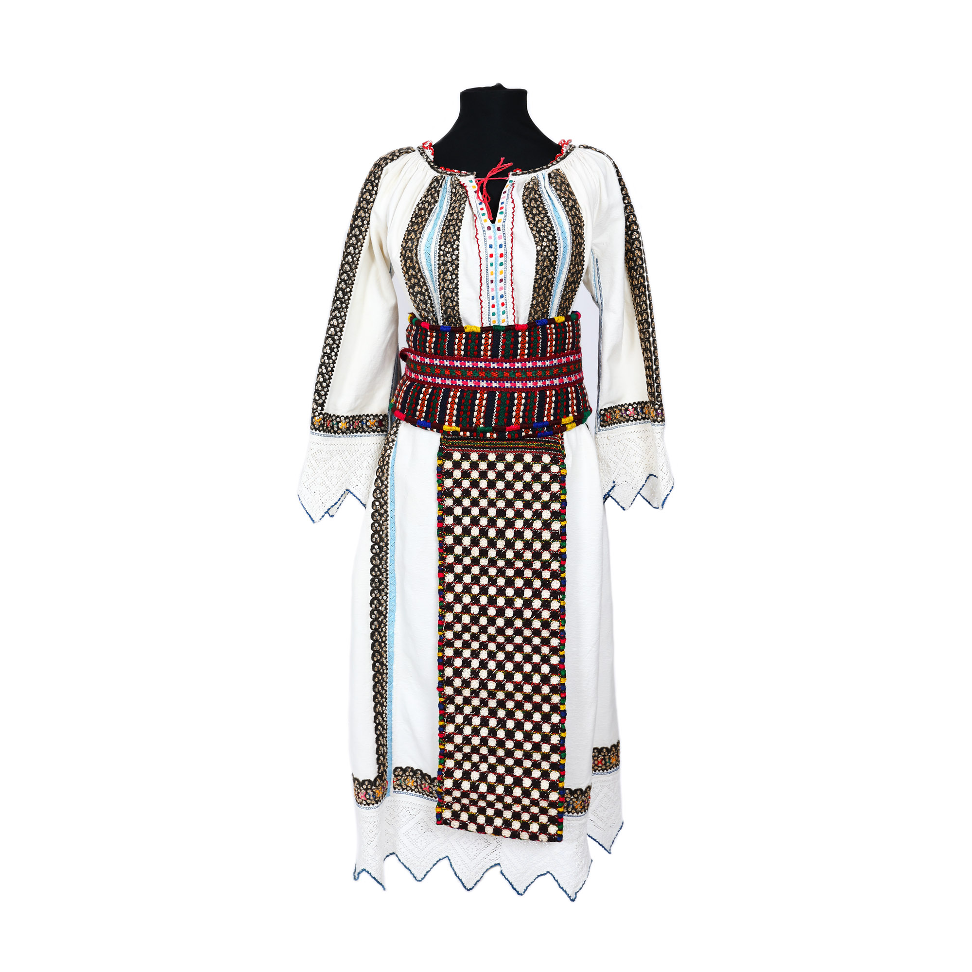 Costum popular alcătuit din ie, fotă și brâu, reprezentativ pentru zona Cărbunari, Banat, mijlocul sec. XX