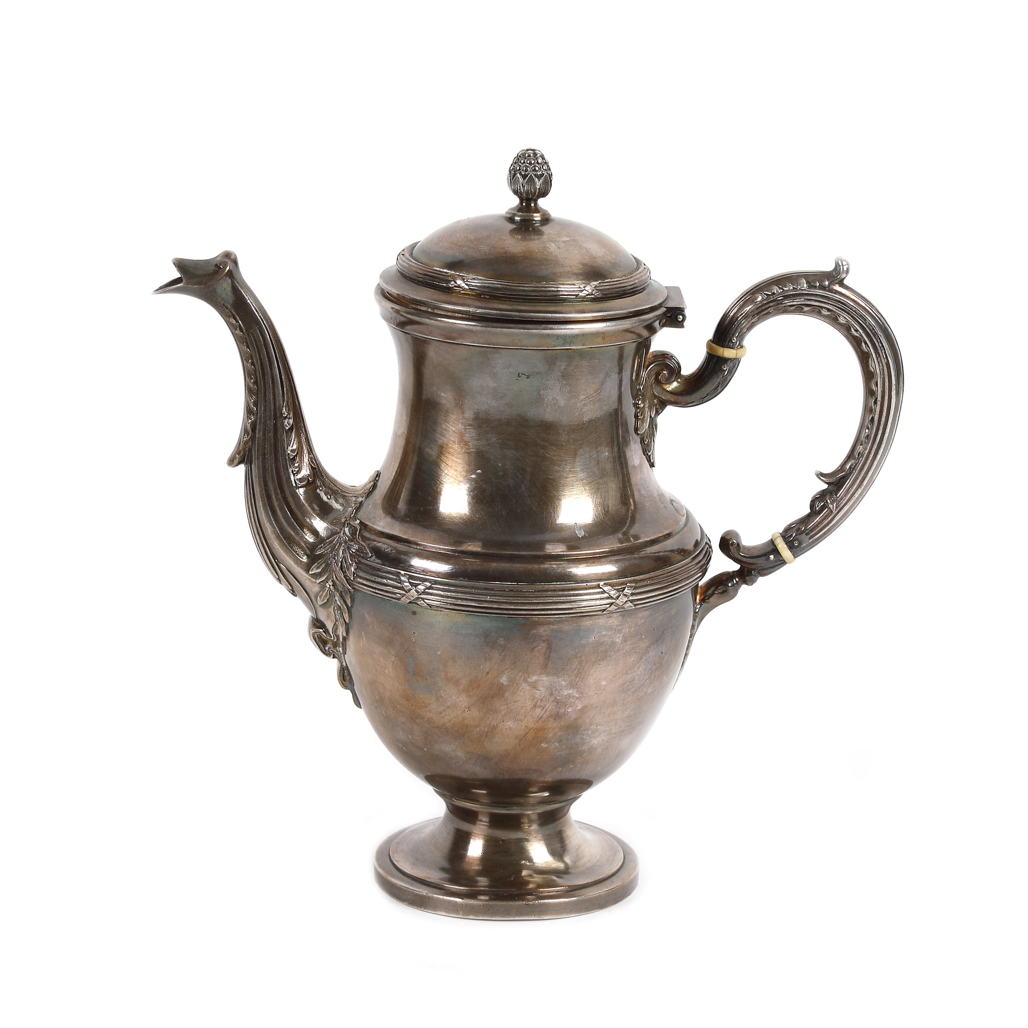 Ceainic cu decor în manieră Louis XVI, începutul sec. XX, provine din colecţia Lucrezia și Ion Pacea