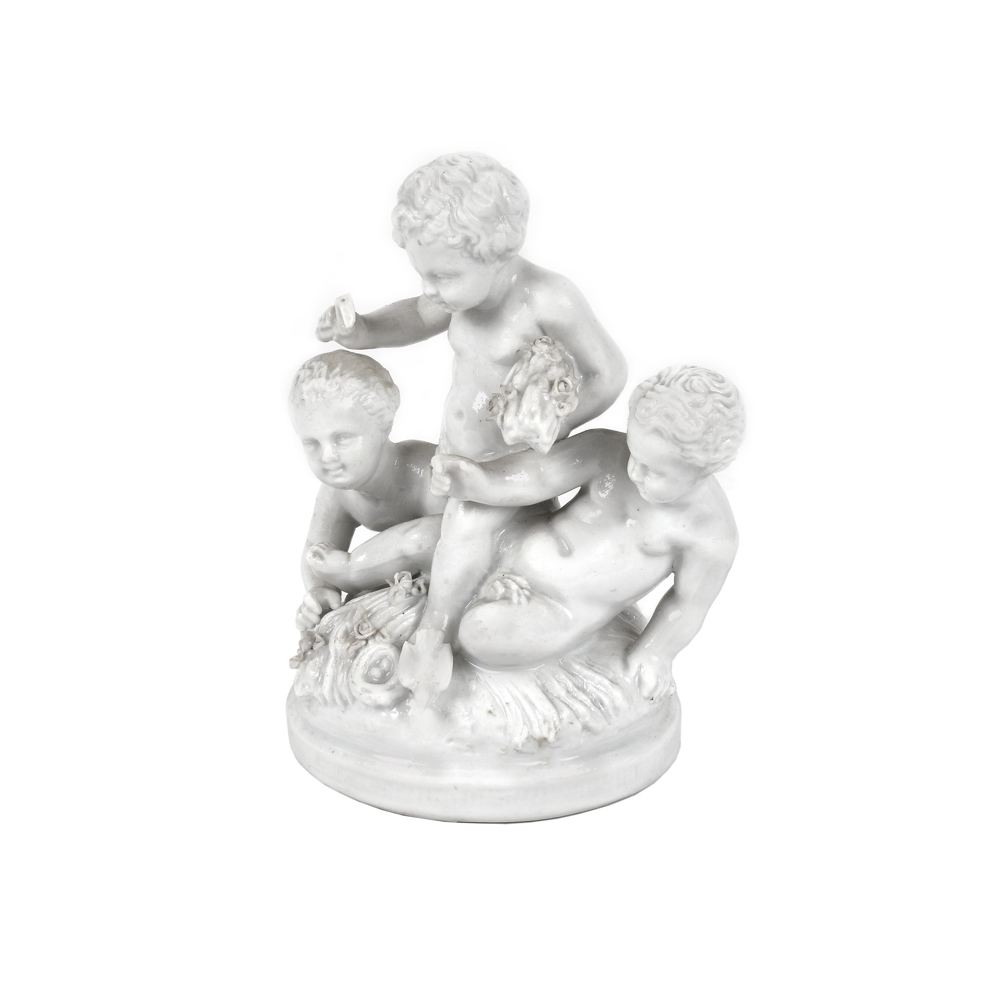 Figurină decorativă Sèvres din ceramică, în maniera lui Étienne Maurice Falconet, înfățișând trei putti, cca. 1890, provine din colecţia Lucrezia și Ion Pacea