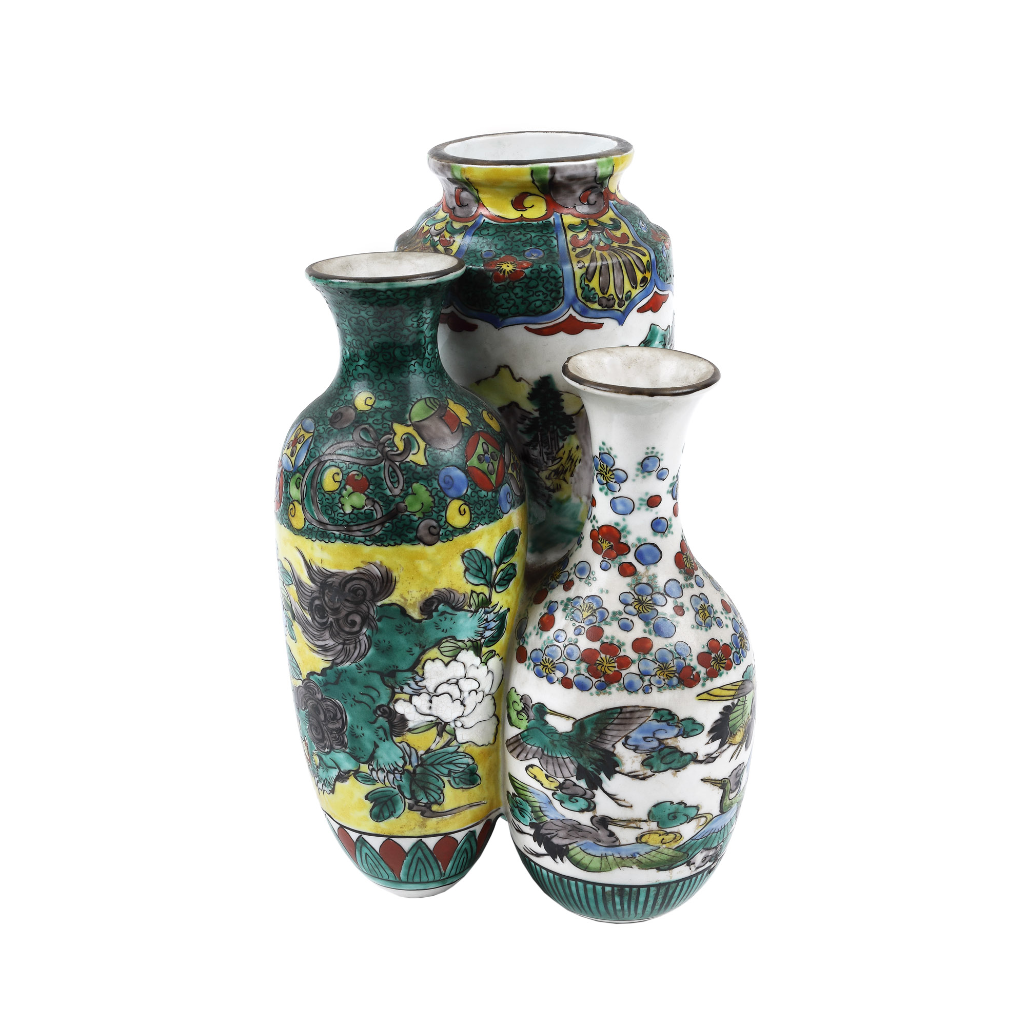 Ansamblu artizanal de vase chinezești din porțelan, decorat cu motive florale și faună, provine din colecția Lucrezia și Ion Pacea