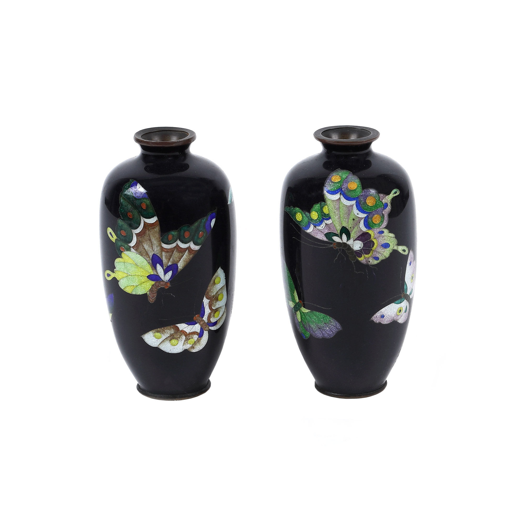 Pereche de vase din bronz, decorată cu fluturi, în tehnică cloisonné, Japonia, provine din colecția Lucrezia și Ion Pacea