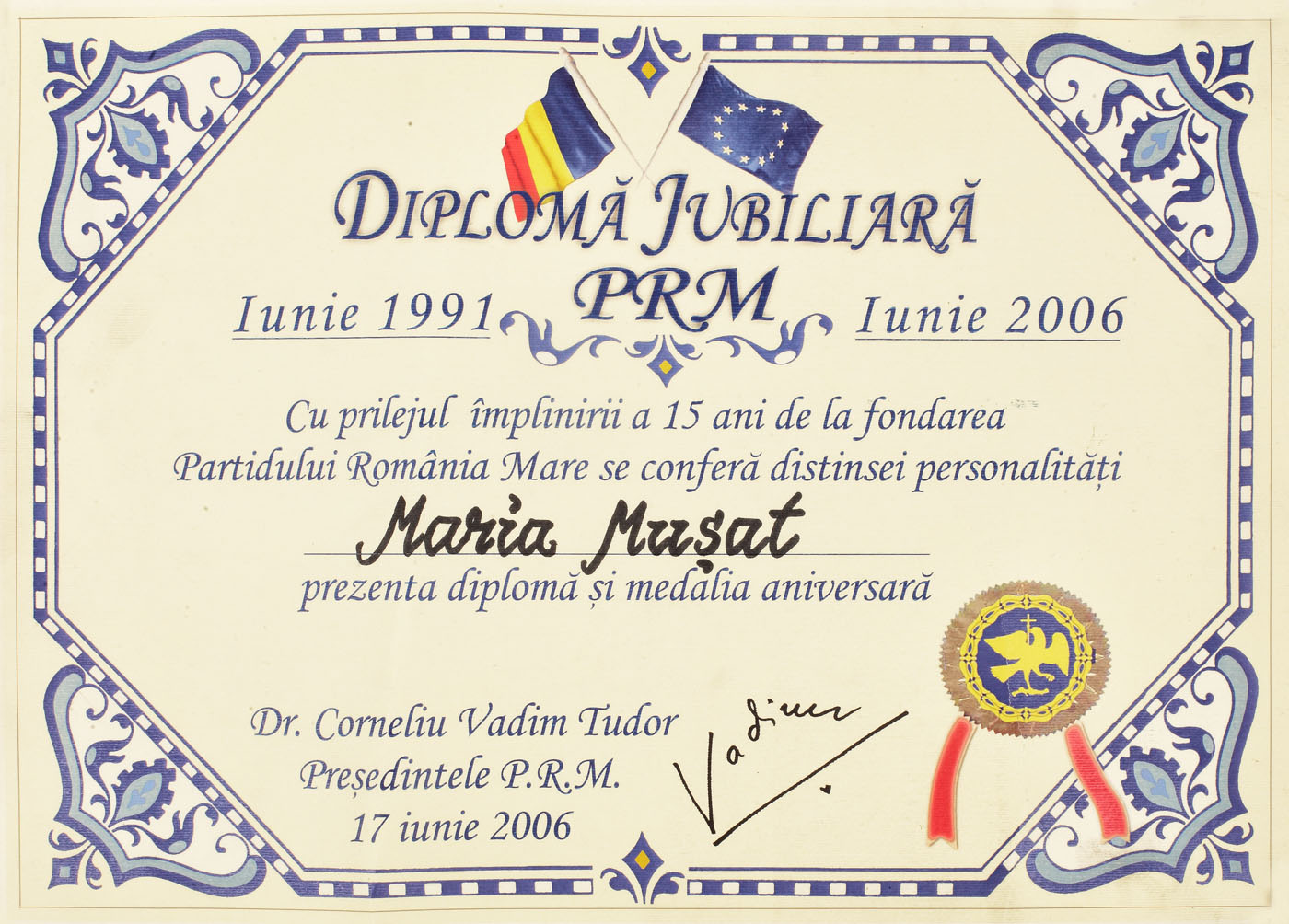 Diplomă jubiliară acordată Mariei Mușat cu ocazia împlinirii a 15 ani de la fondarea Partidului România Mare, purtând semnătura olografă a lui Corneliu Vadim Tudor, 2006