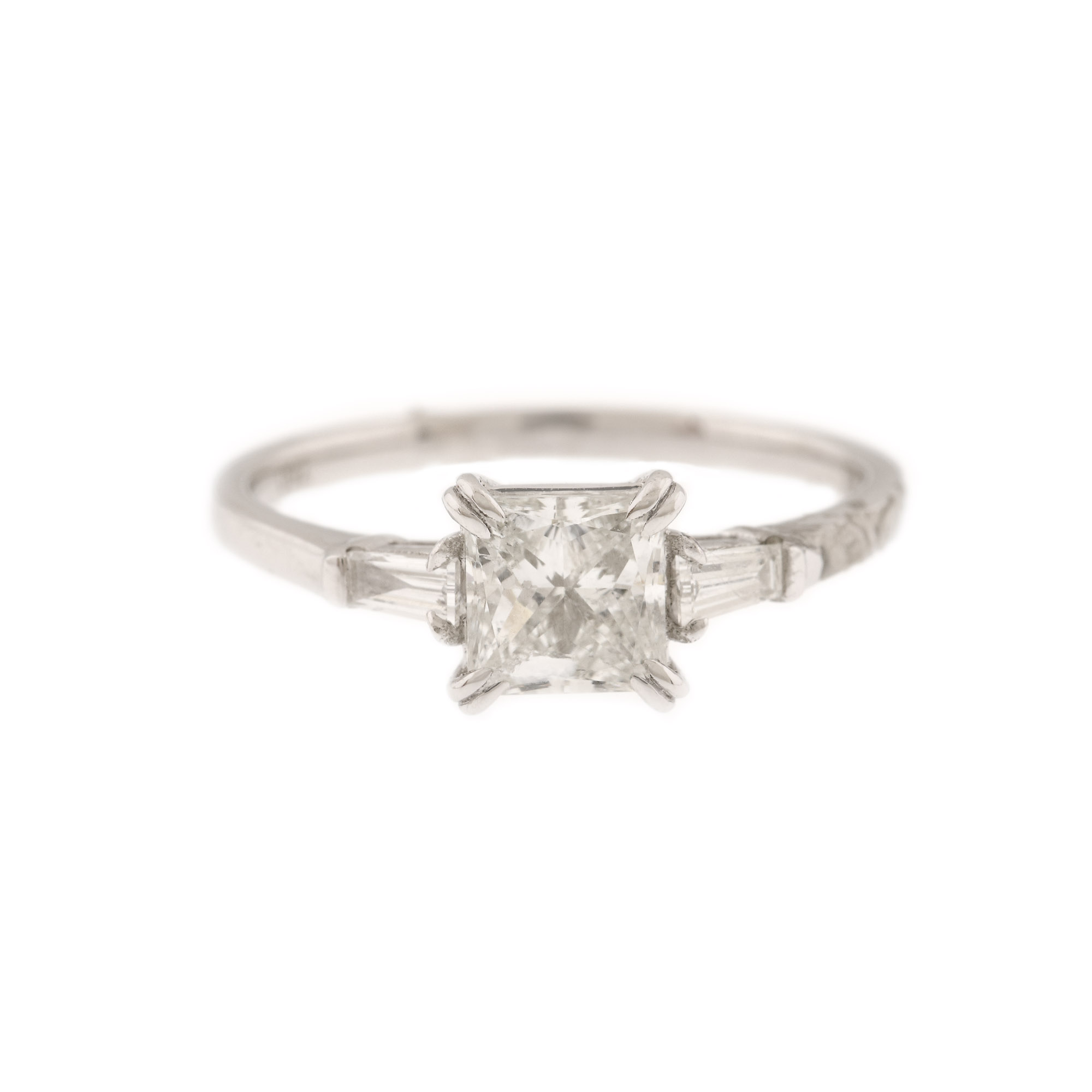 Inel din aur alb, decorat cu un diamant princess cut, anturat de 2 diamante baghete, însoțit de certificat gemologic AIG
