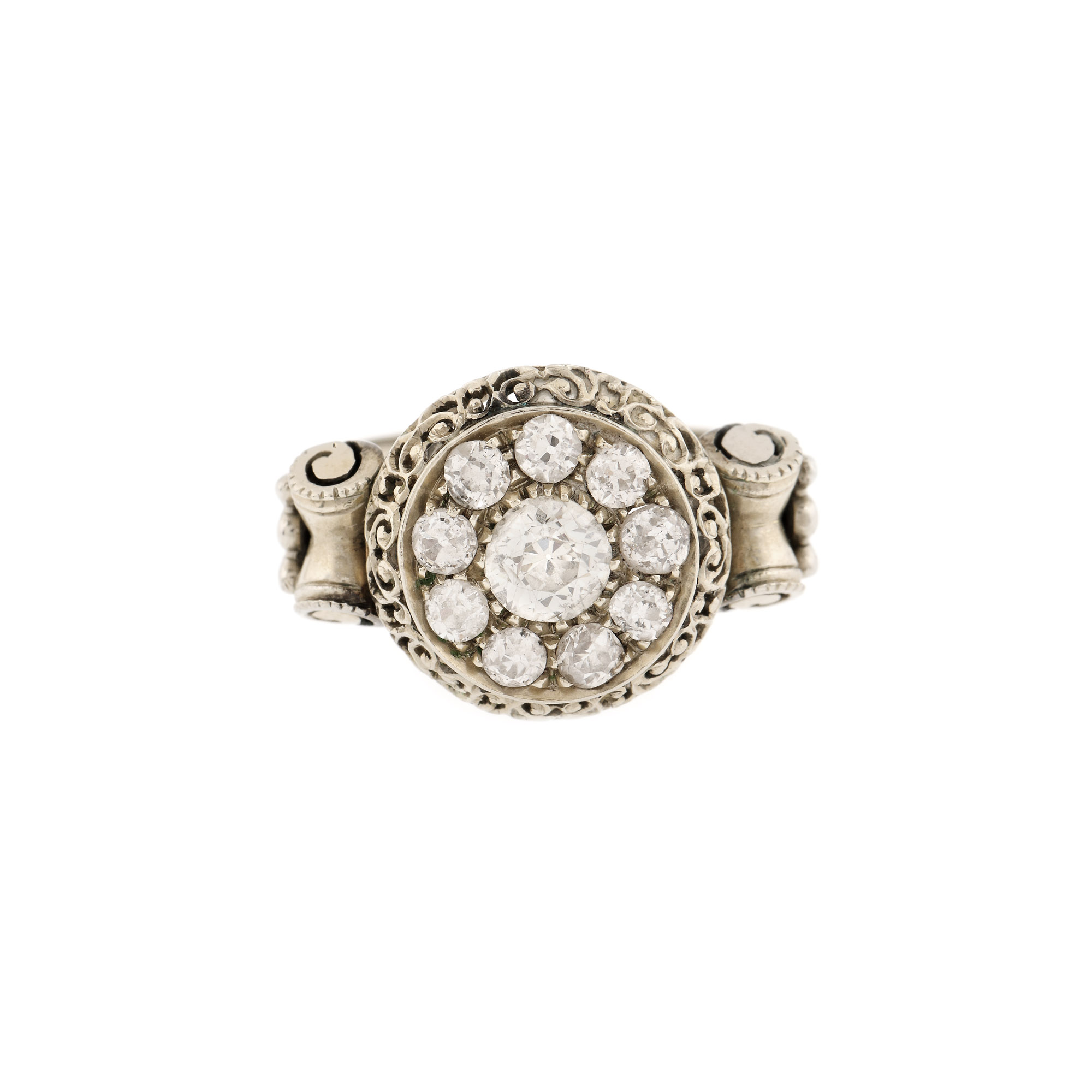 Inel vintage, din aur alb, decorat cu diamante dispuse circular