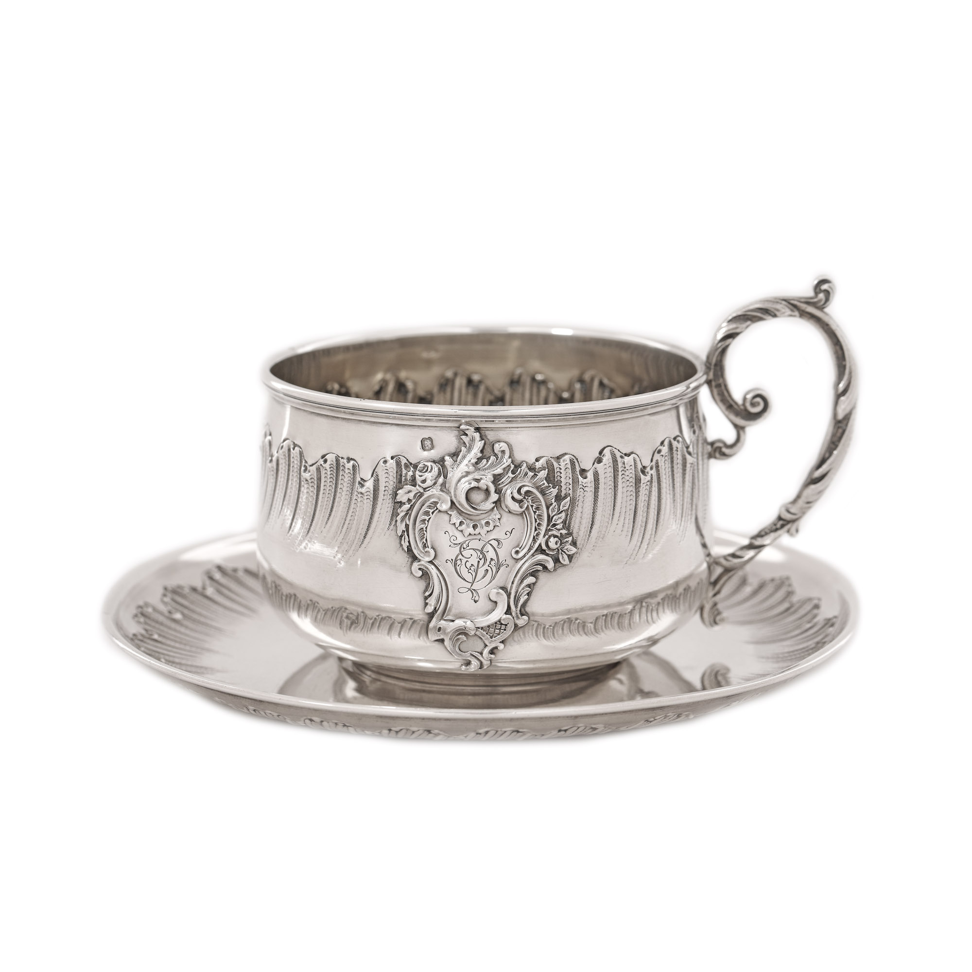 Ceașcă cu farfurie din argint Maillard Frères & Vazou, pentru ciocolată caldă, decorată cu motive Rocaille și monogramă în cartuș central, cca. 1890-1910