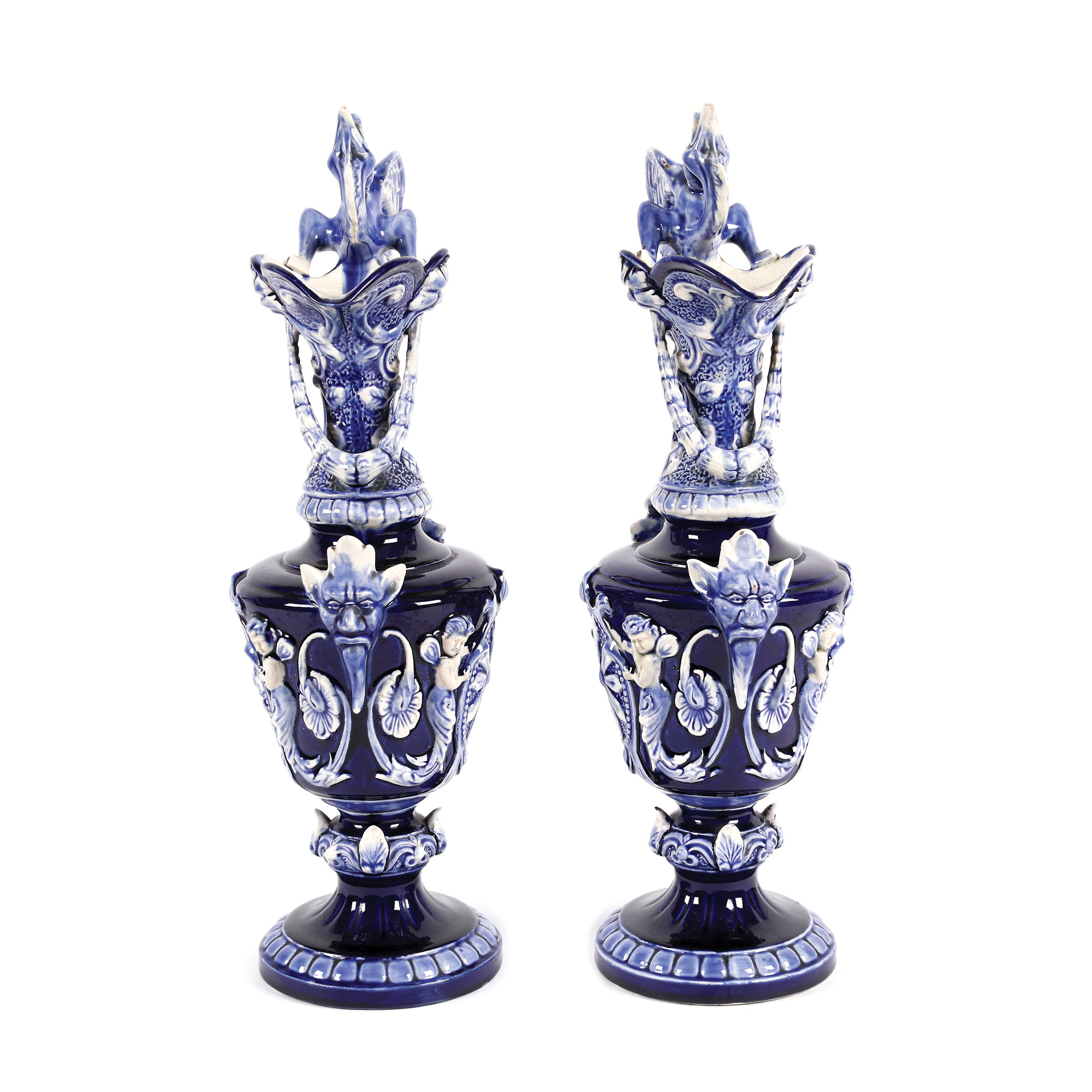 Pereche de vase din faianță pictată, în manieră Renascentistă, cu decor grotteschi, sec. XIX