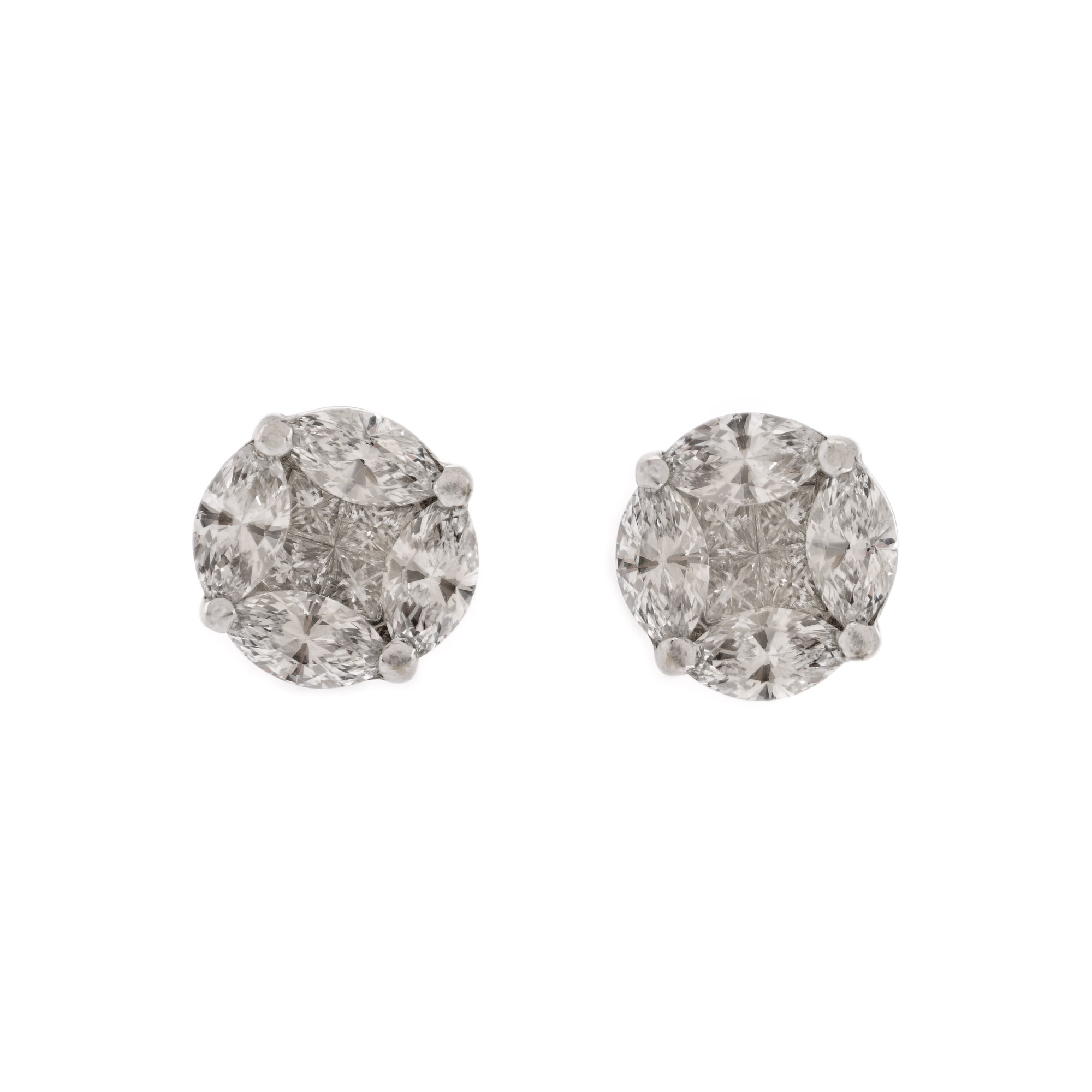 Pereche de cercei din aur alb, decorată cu diamante