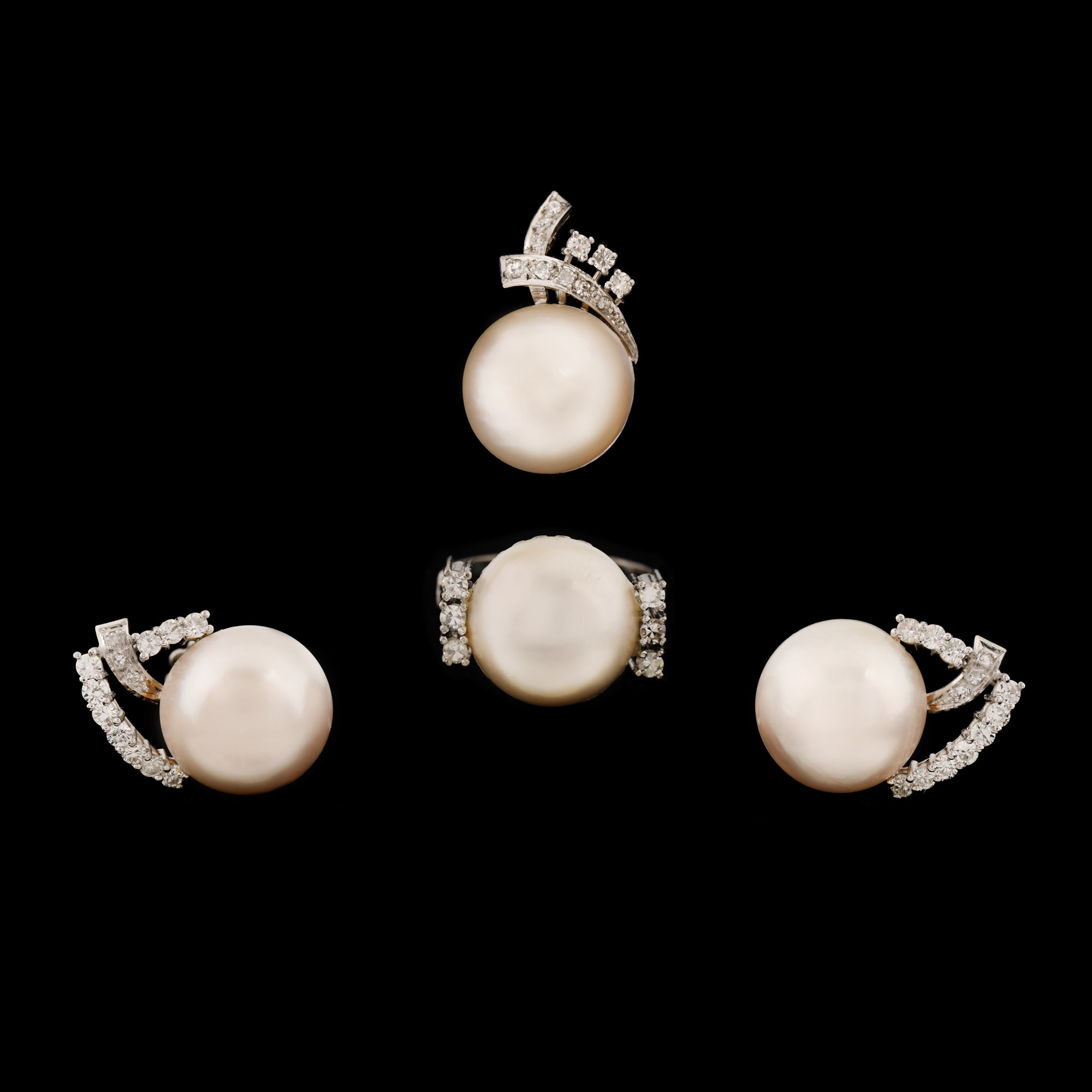 White gold set, consisting of pair of earrings, ring and pendant, decorated with Mabe pearls and diamonds