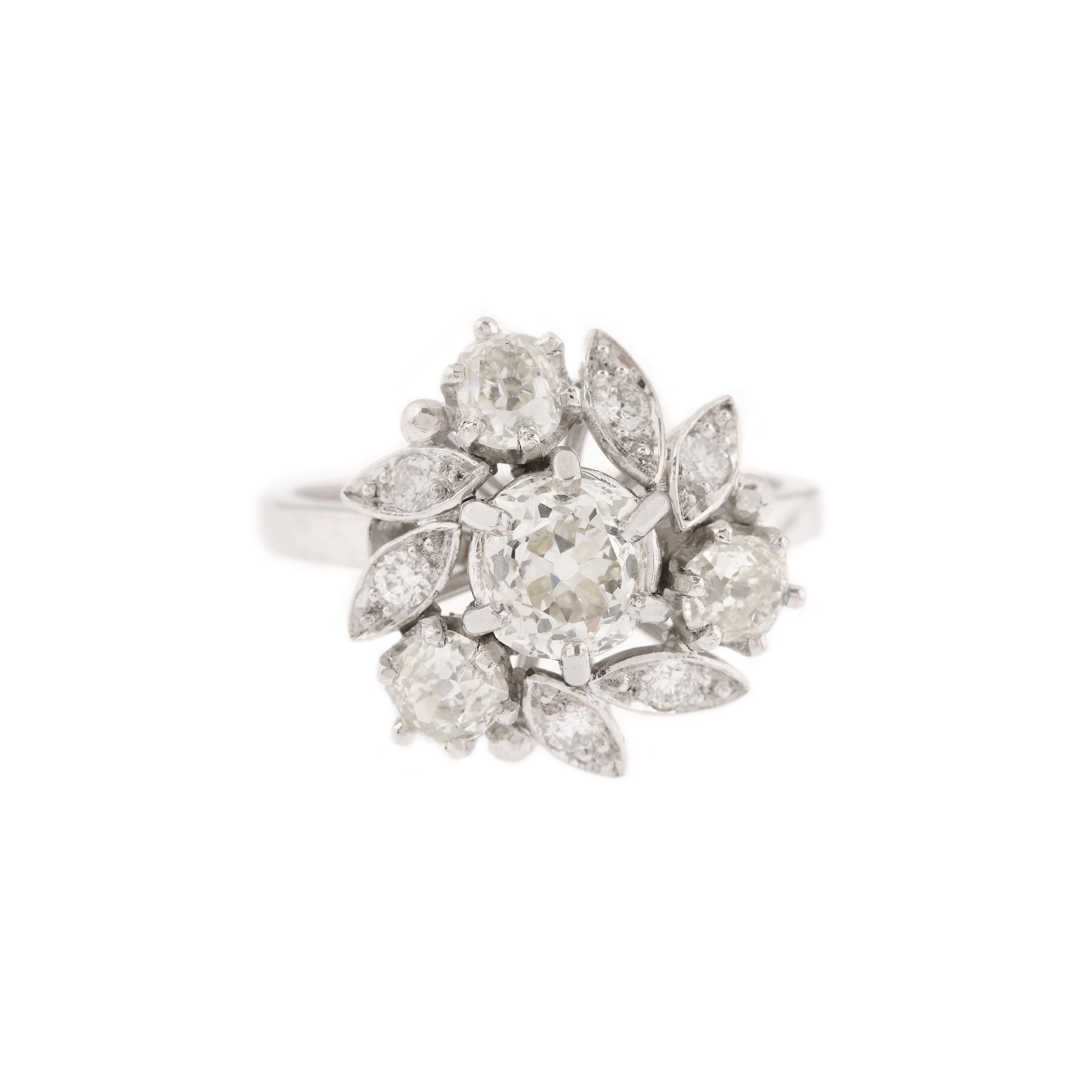 Inel din aur alb și platină, decorat cu diamante dispuse floral, însoțit de certificat GIA