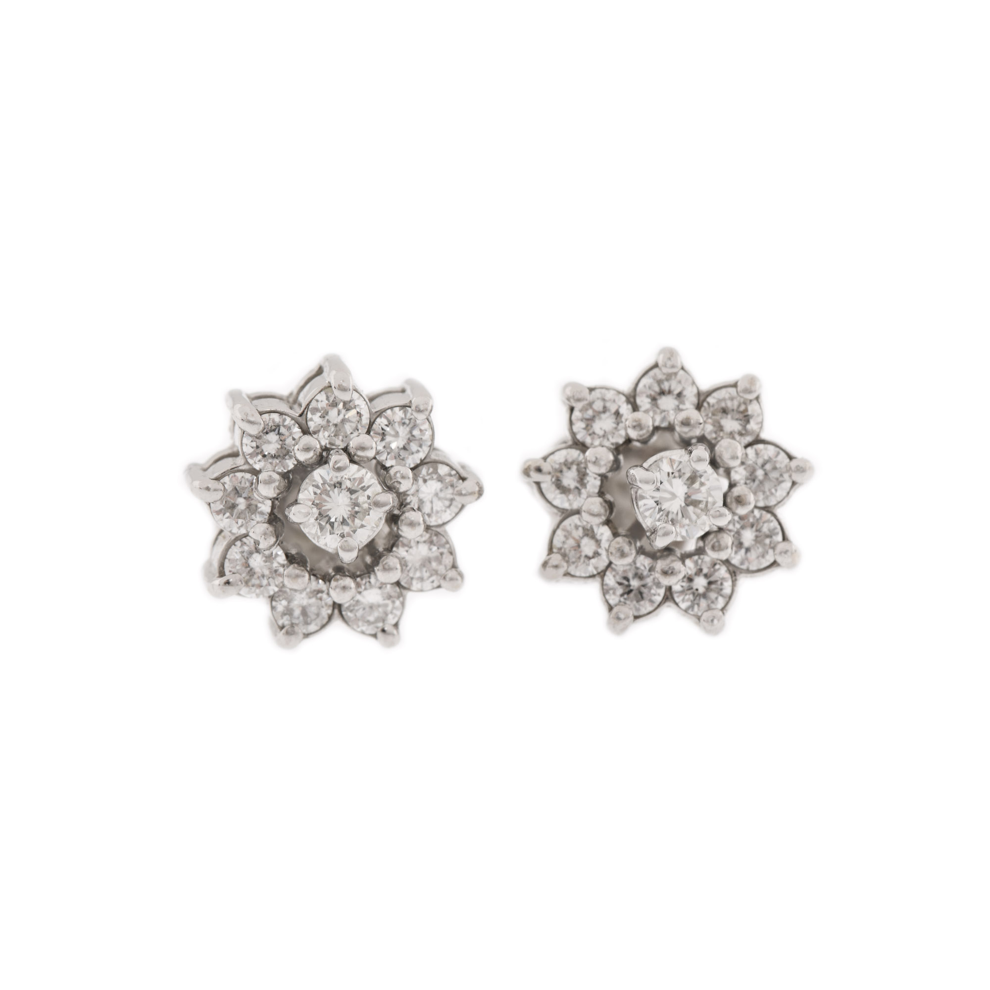 Pereche de cercei din aur alb, decorată cu diamante, dispuse în model floral