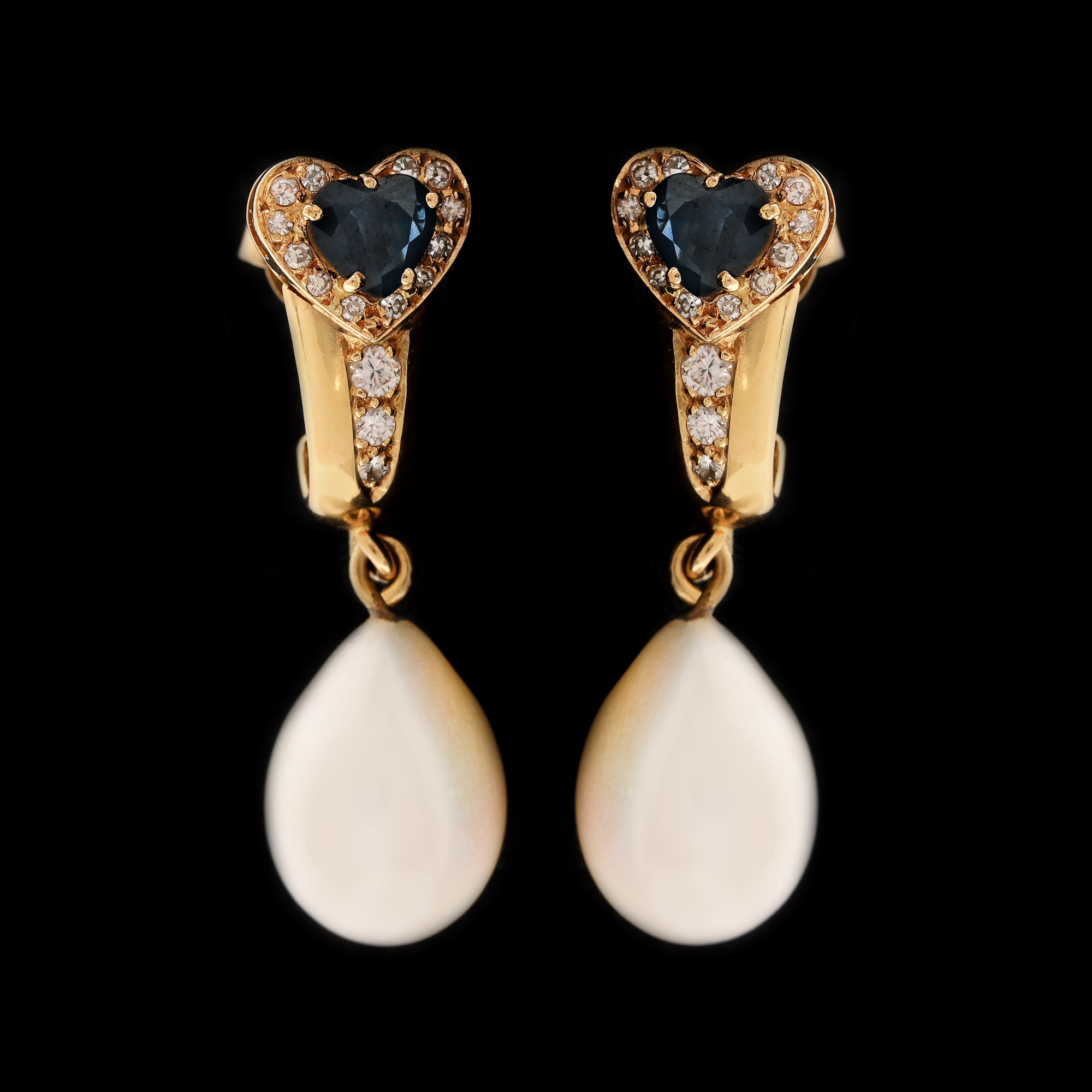 Pair of earrings, gold, decorated with sapphires, diamonds and pearls 