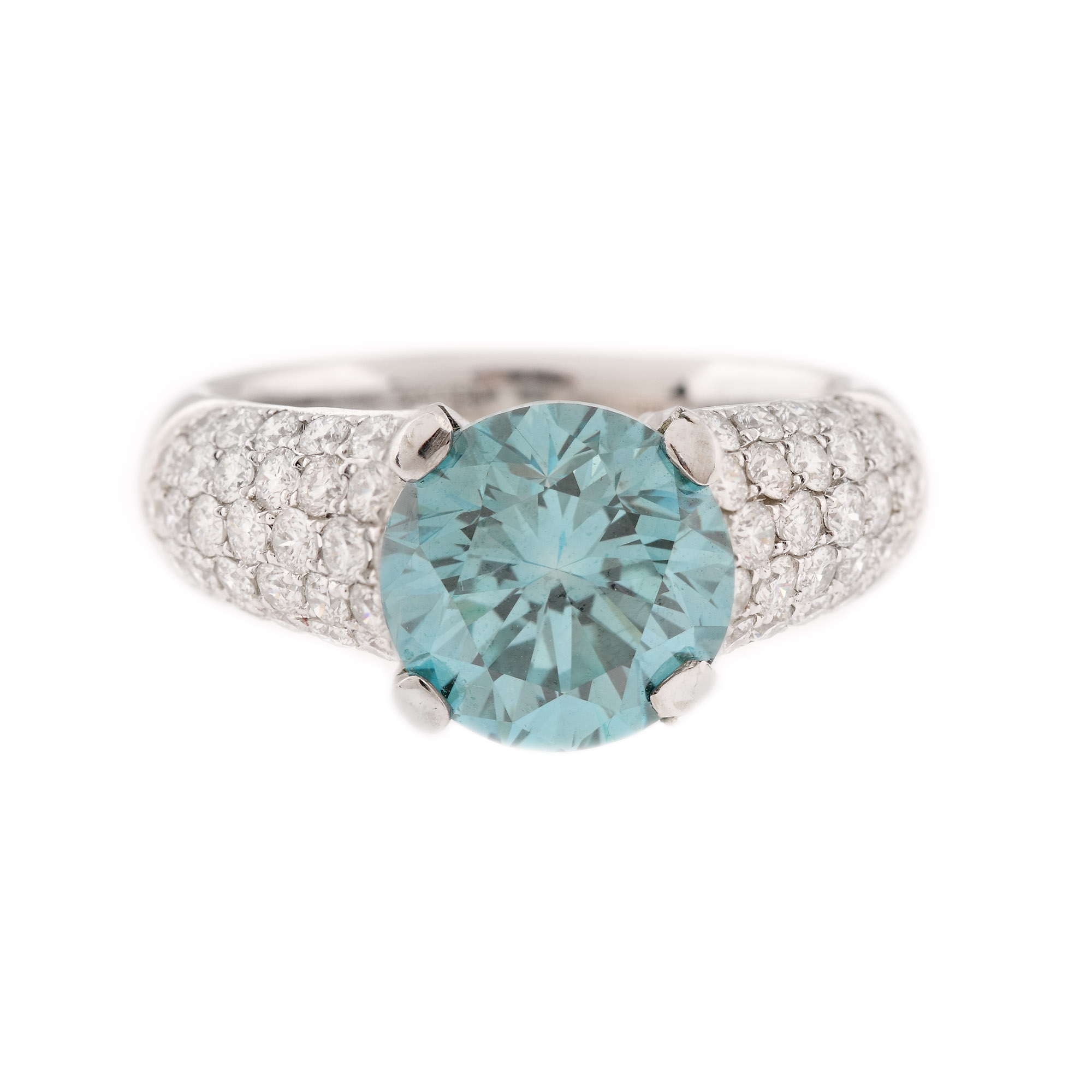 Ring, white gold, centrally decorated with blue diamond and brilliants 