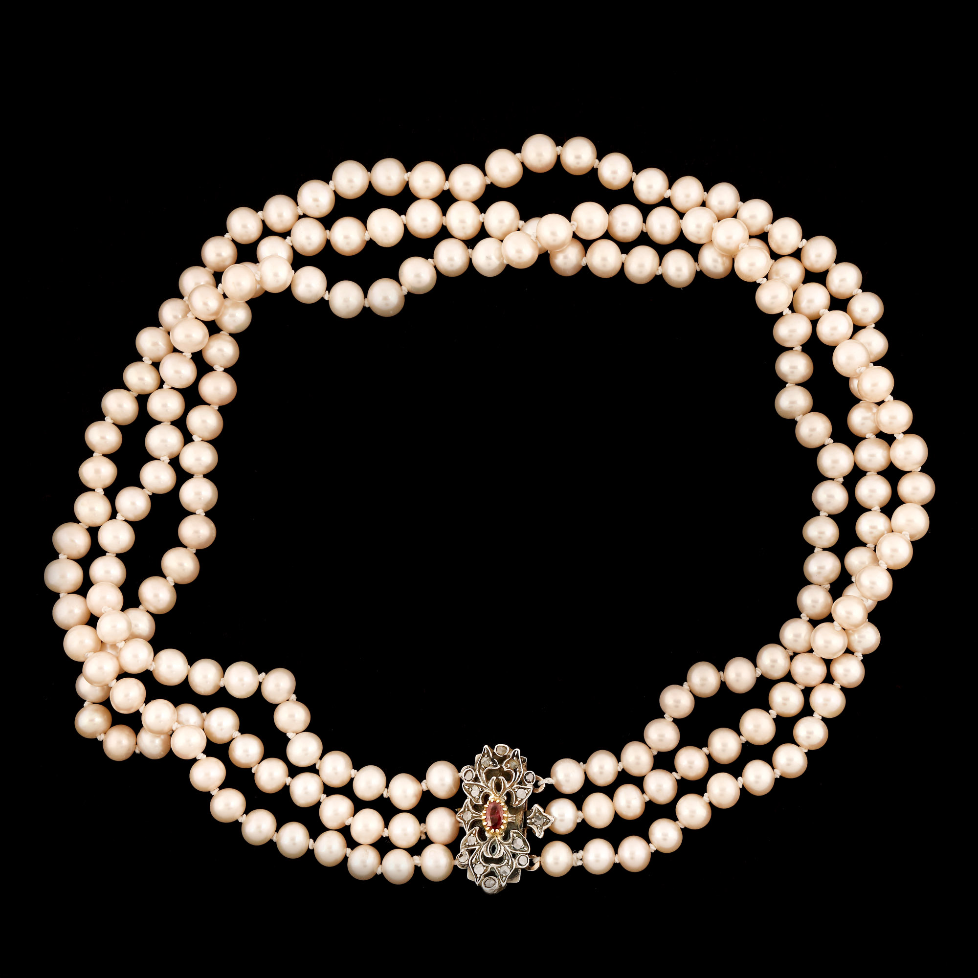 Pearl necklace, with gilded silver clasps, decorated with diamonds and ruby