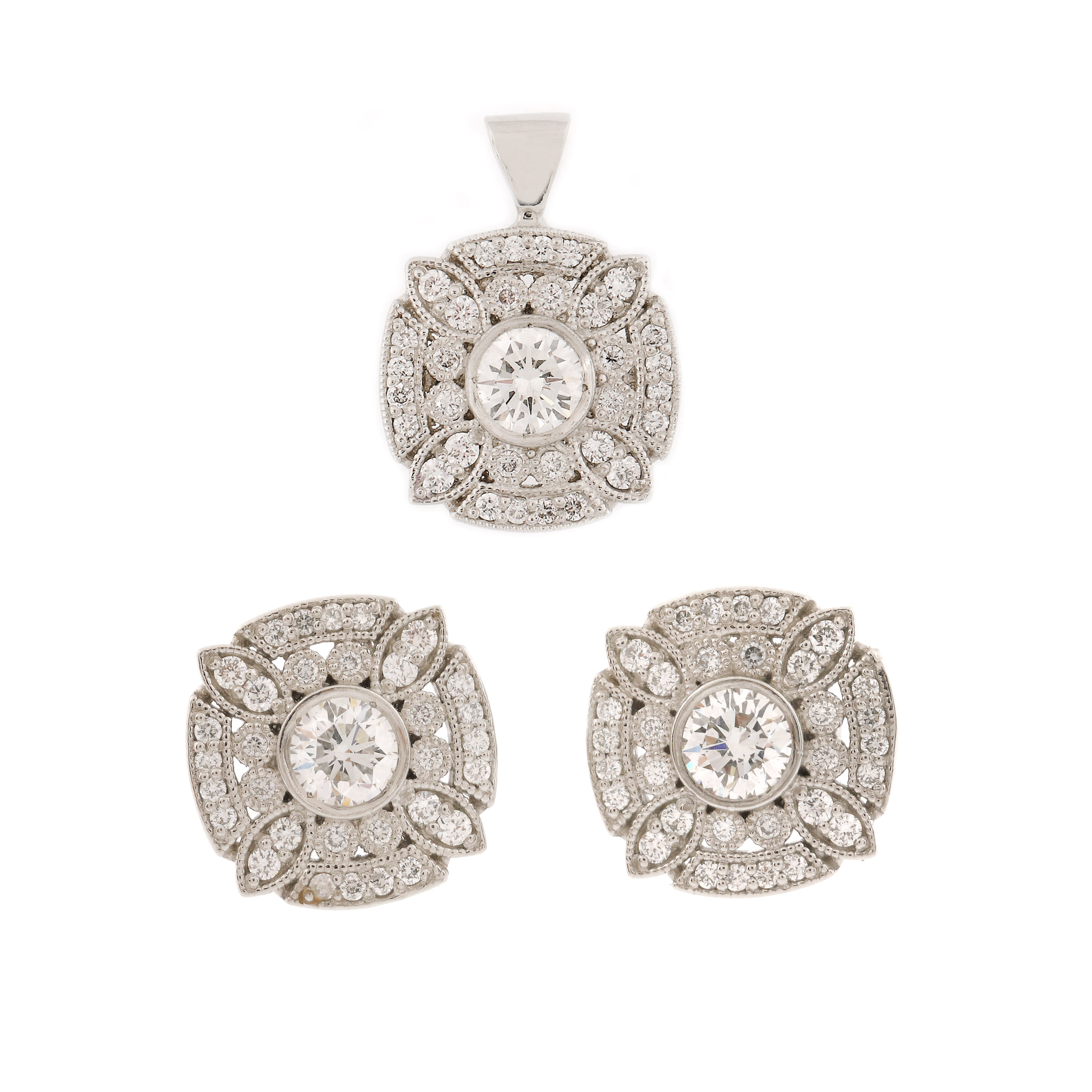 Set din platină, în manieră edwardiană, format din pereche de cercei și pandantiv, ornat cu diamante