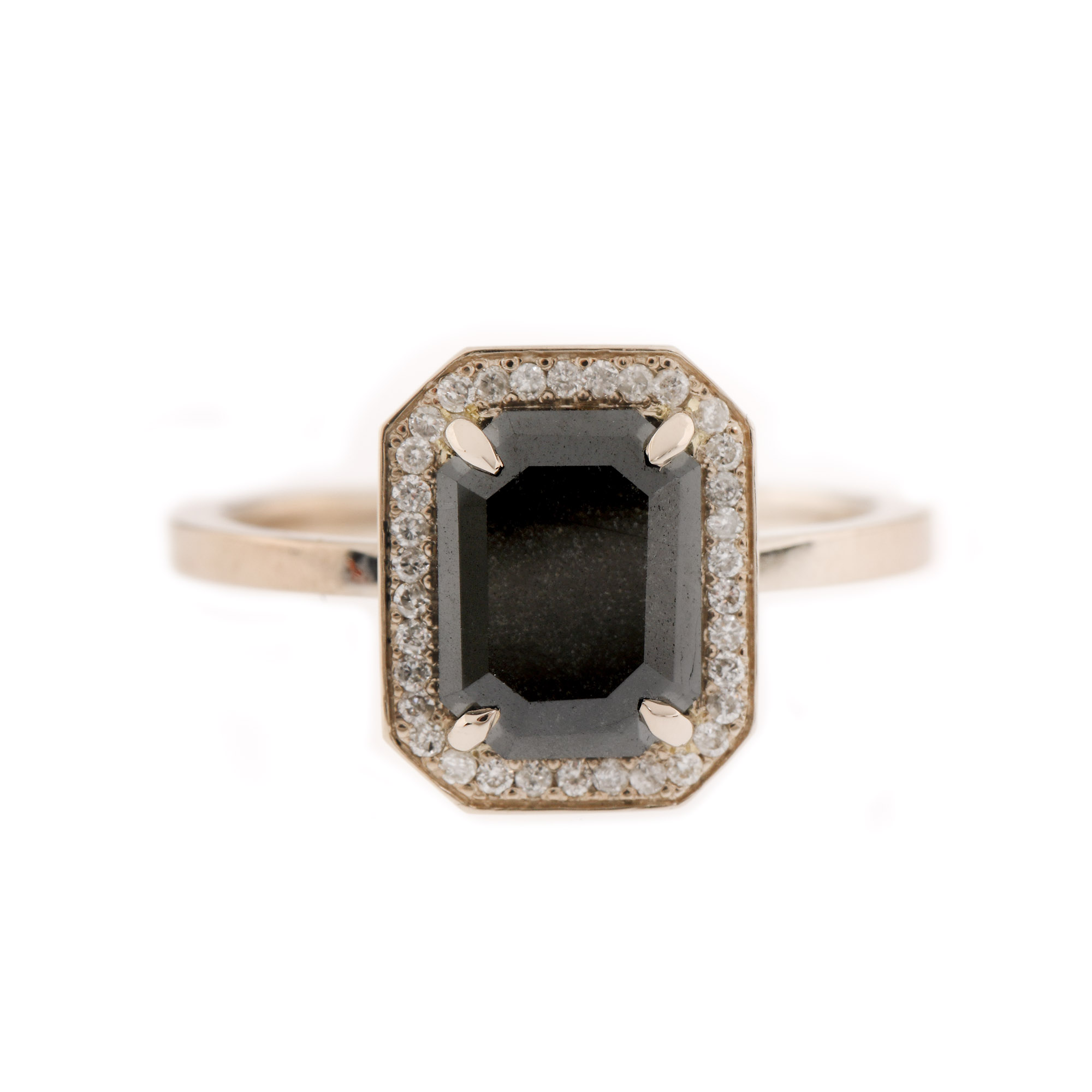 Inel din aur alb, decorat cu un diamant negru emerald cut, anturat de briliante, însoțit de certificat IGI