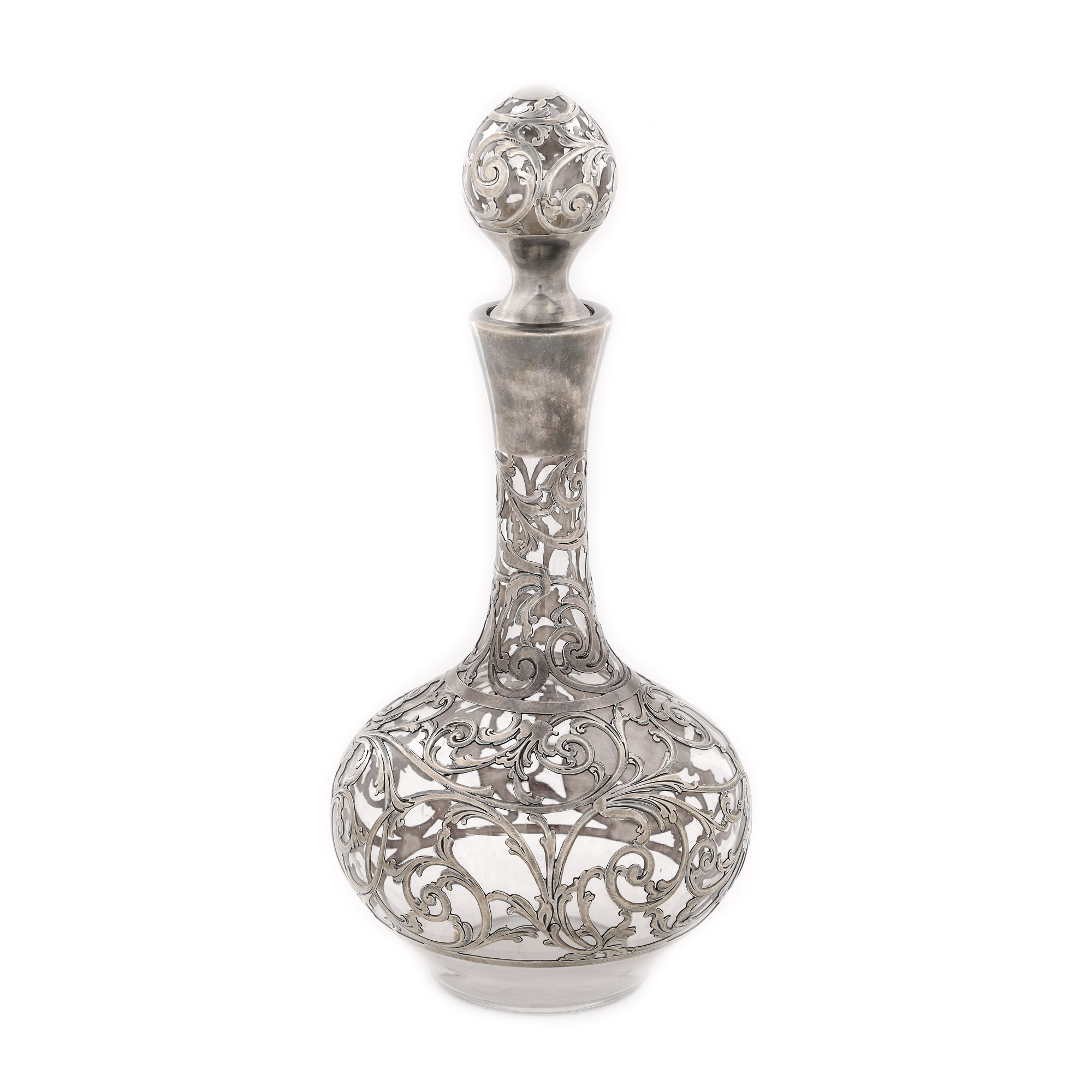 Decantor din sticlă, decorat cu argint în forma unor vrejuri vegetale, cca. 1900