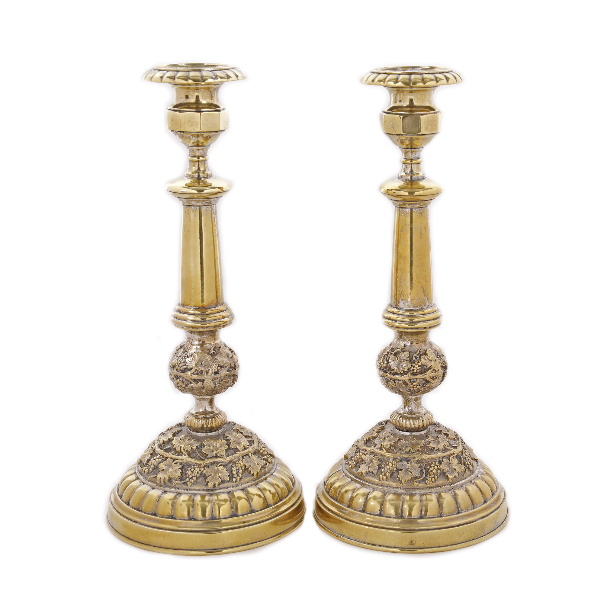 Pereche de sfeșnice din bronz aurit și argintat, în stil Baroc, cu decor viță de vie gravat manual, cca. 1680-1700