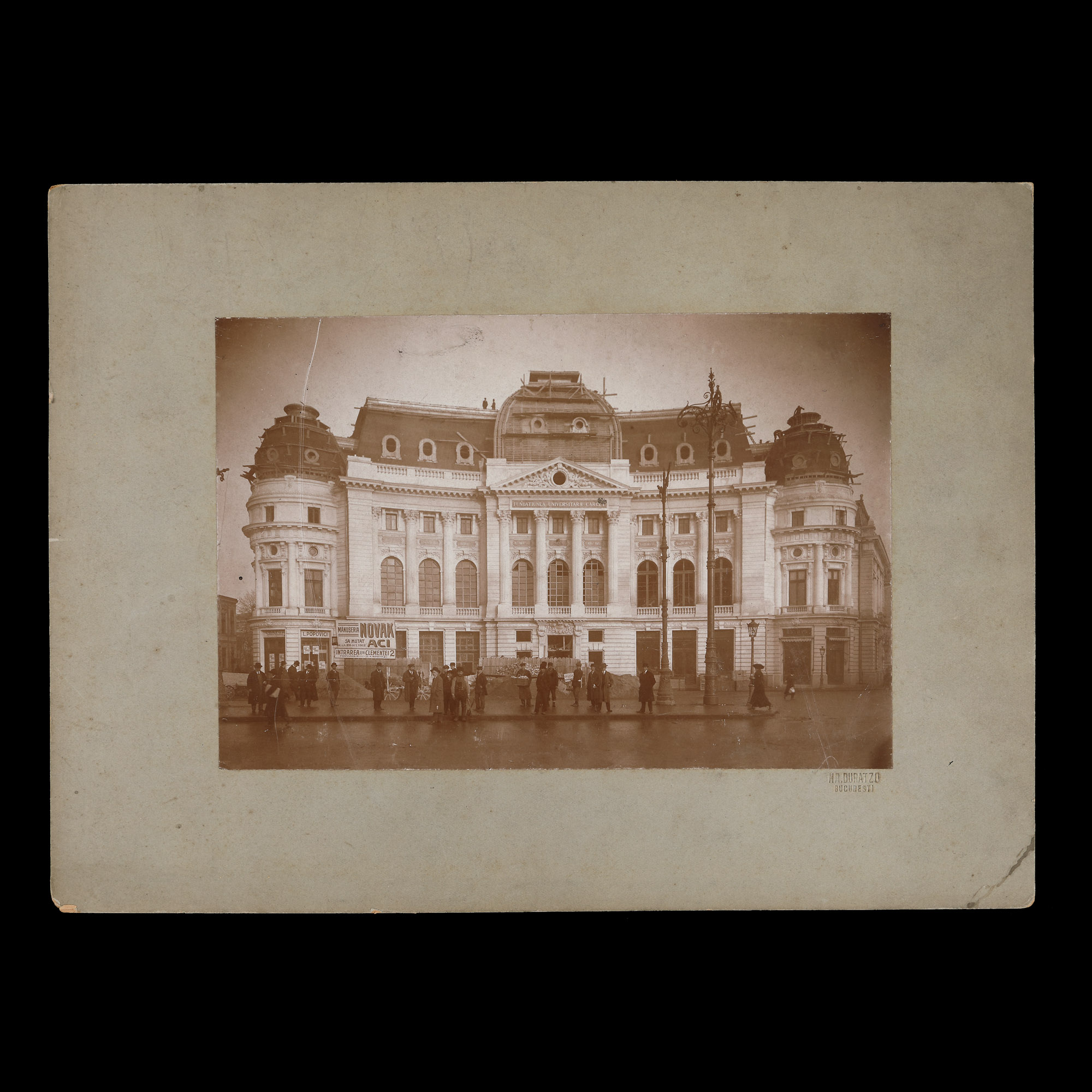 Fotografie de epocă ilustrând clădirea Fundației Universitare Carol I, atelier Hr. Duratzo, București, 1912, provine din colecția gravorului Gabriel Popescu