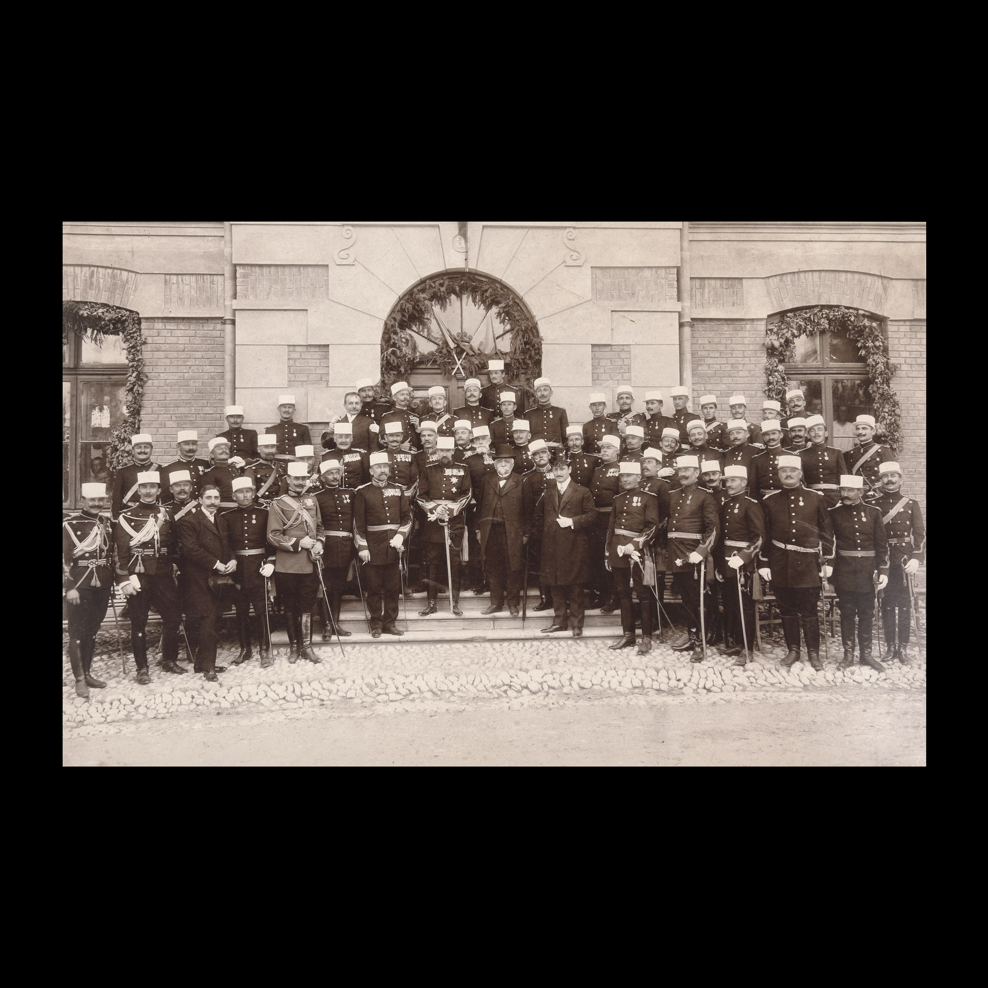 Fotografie ilustrându-l pe Principele Ferdinand la ”Jubileul de 75 ani de la înființarea Regimentului III Dâmbovița, Nr. 22”, atelier W. Oppelt, București, 10 iunie 1906
